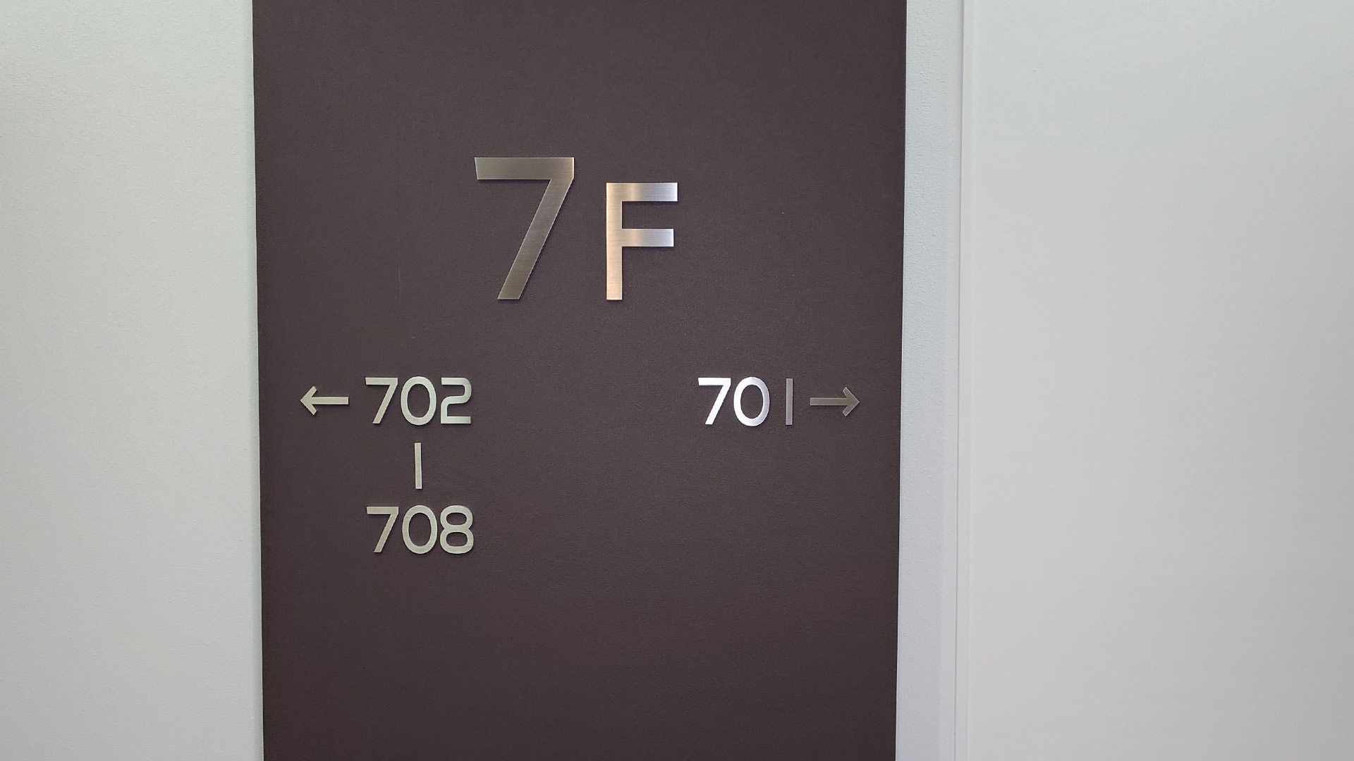 今回泊まるお部屋は7階の……