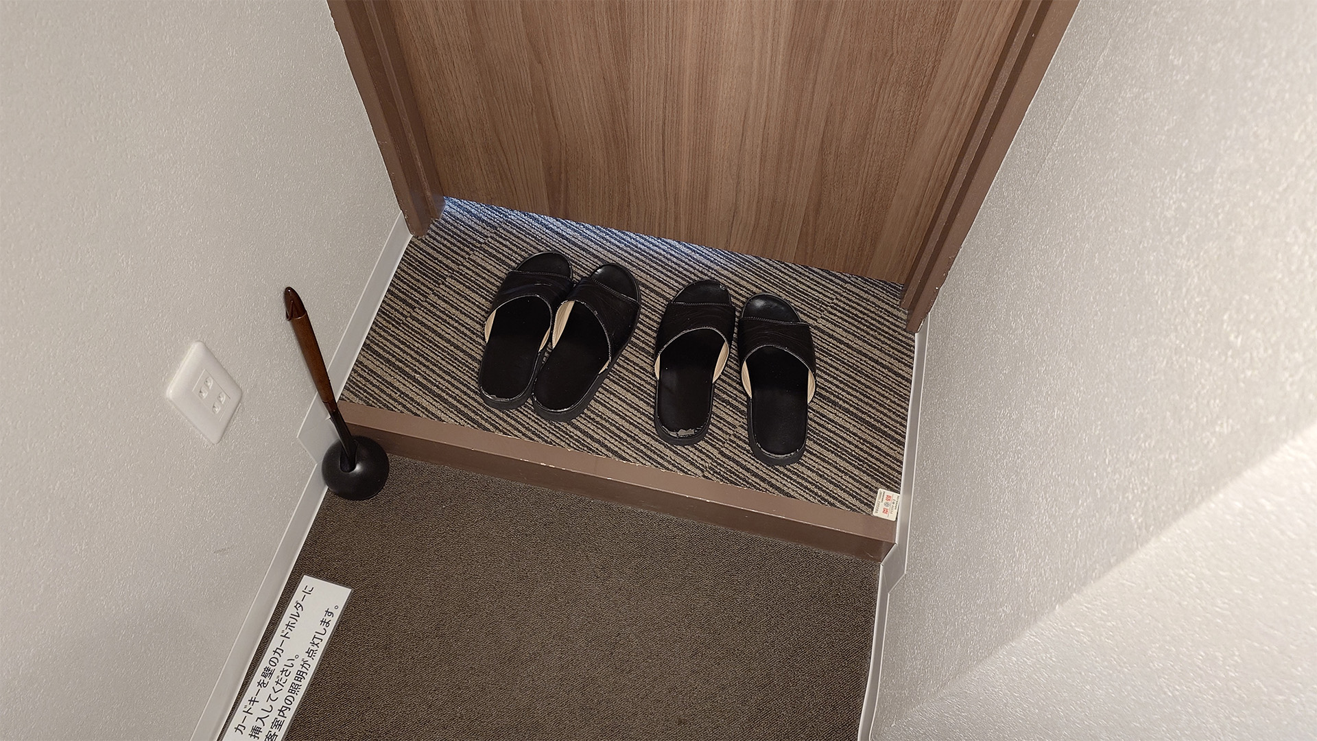 内ドアがあり、その前にスリッパが並べられていて、ここで靴を脱いで上がります