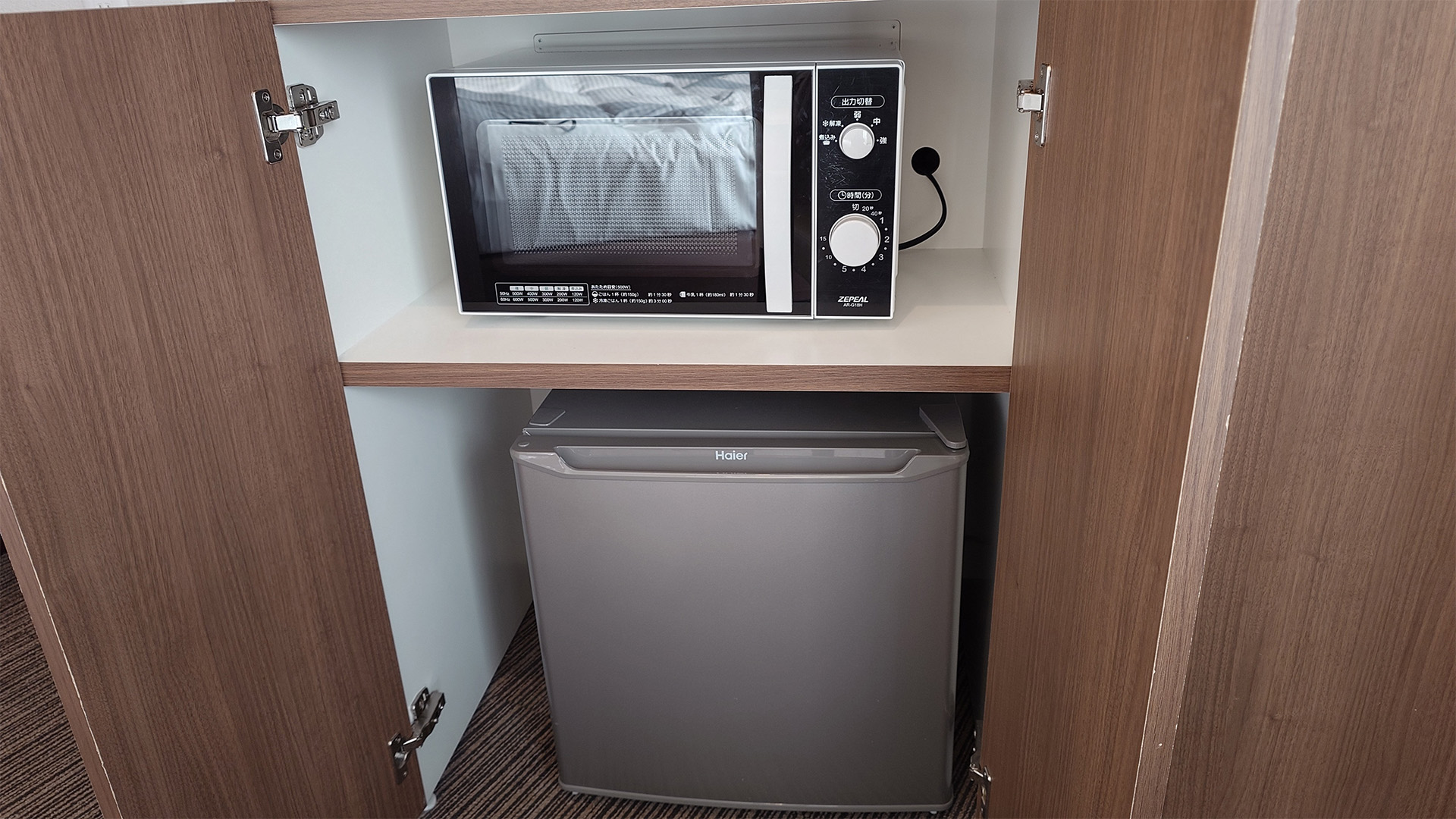 テレビが置かれているボードの中には電子レンジと冷蔵庫があります。客室にレンジがあるのはうれしい！