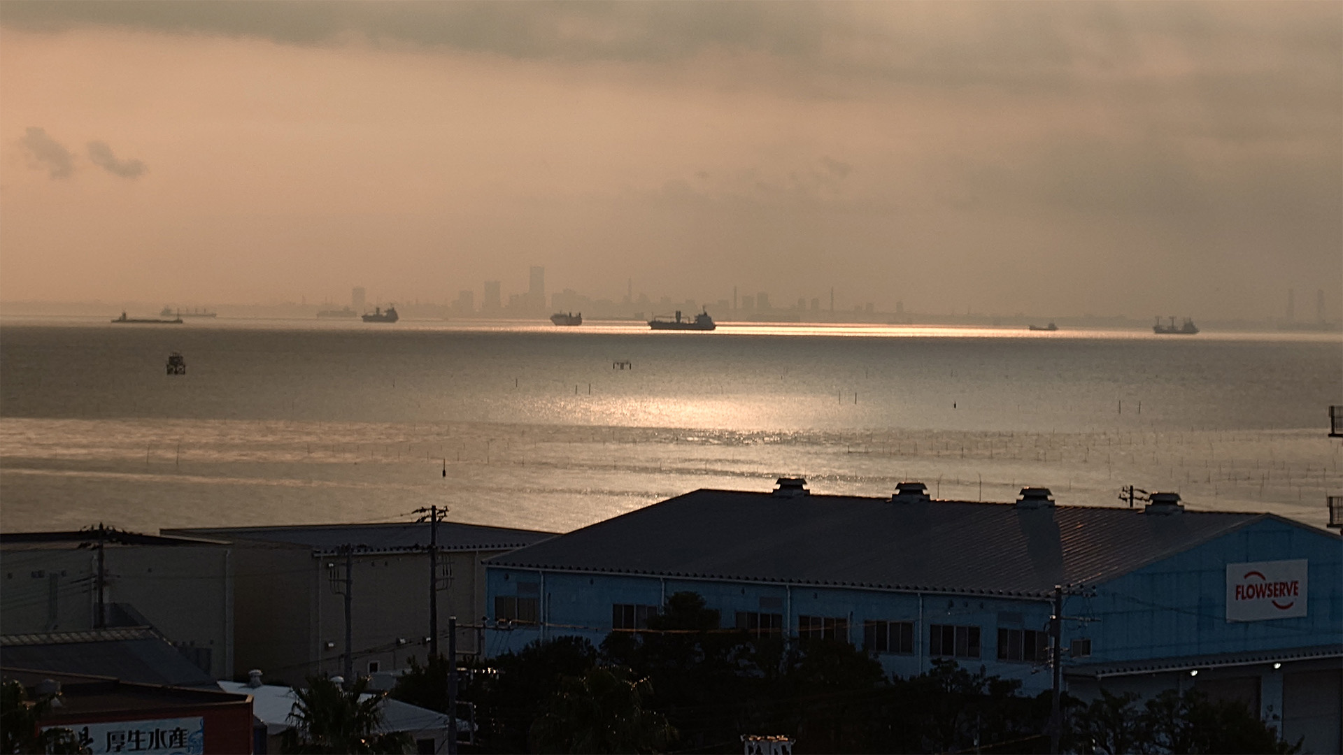 東京湾に浮かぶ船舶、その先にある横浜・川崎の幻想的な風景が見えました
