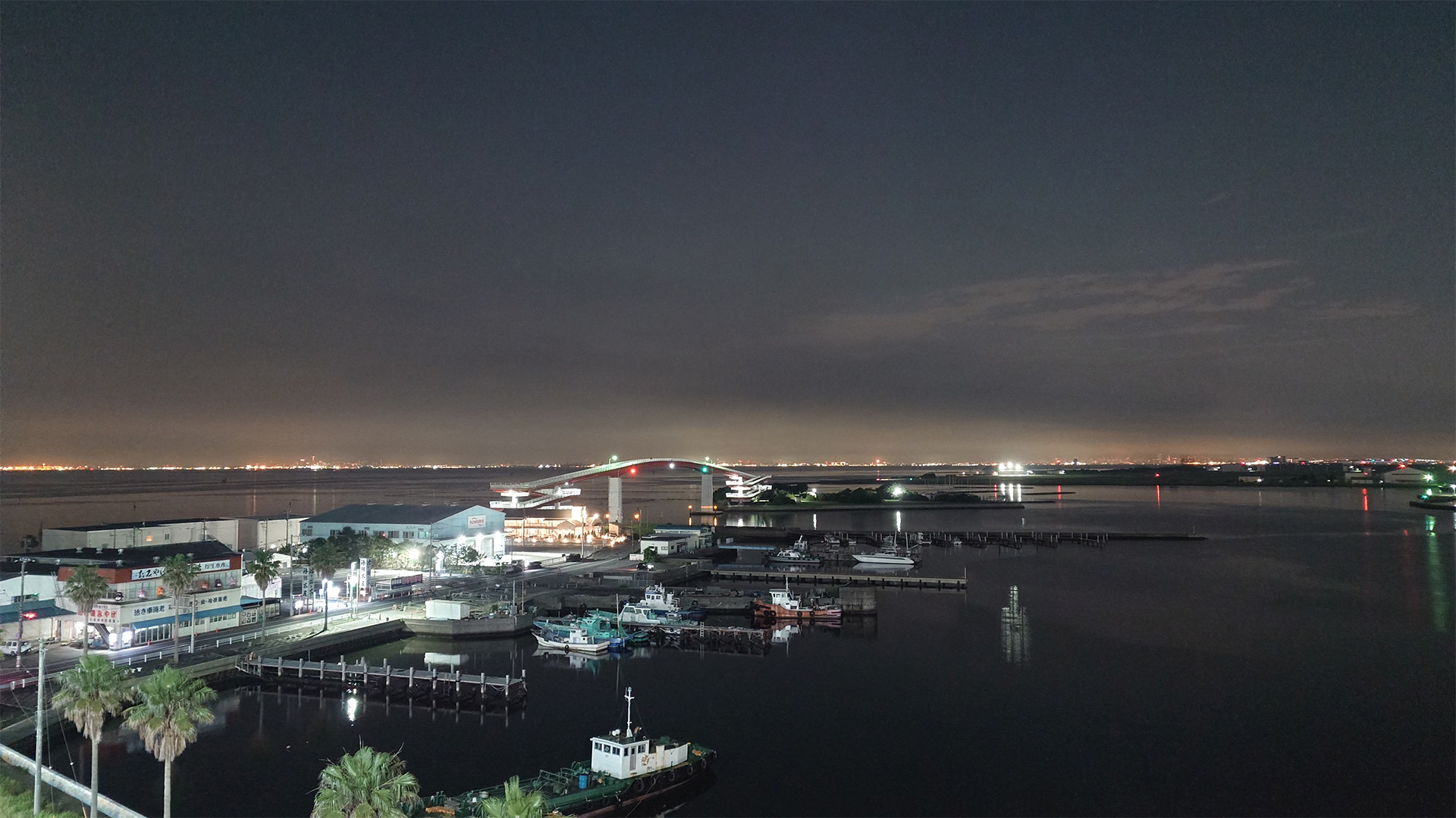 日が暮れると対岸の夜景も見えるようになります。東京湾であることを実感できる瞬間です
