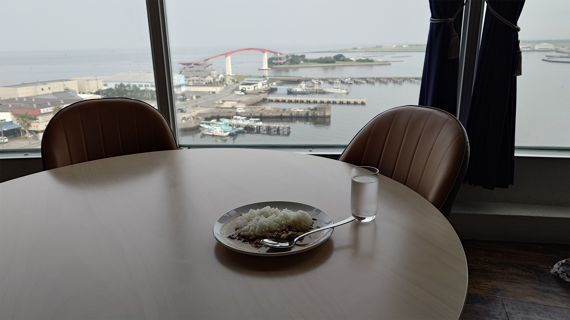 外を眺めながらいただくカレーがうれしい