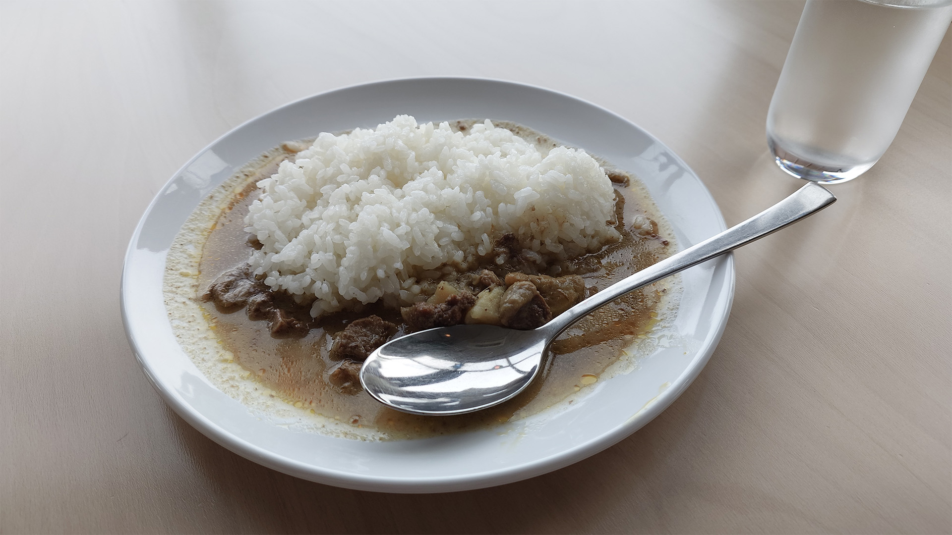 いっただっきまーす！ 「ビーフレンダンカリー」のパンチのある味は、一口目から「わおっ！」と目が覚めるようで、その深いコクが体に染み渡る印象です