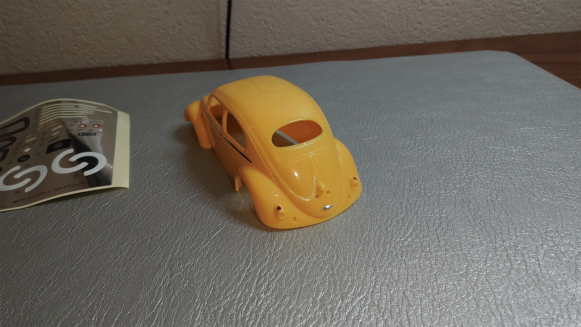 ウインカーなど細かいところもシールで再現していきます
