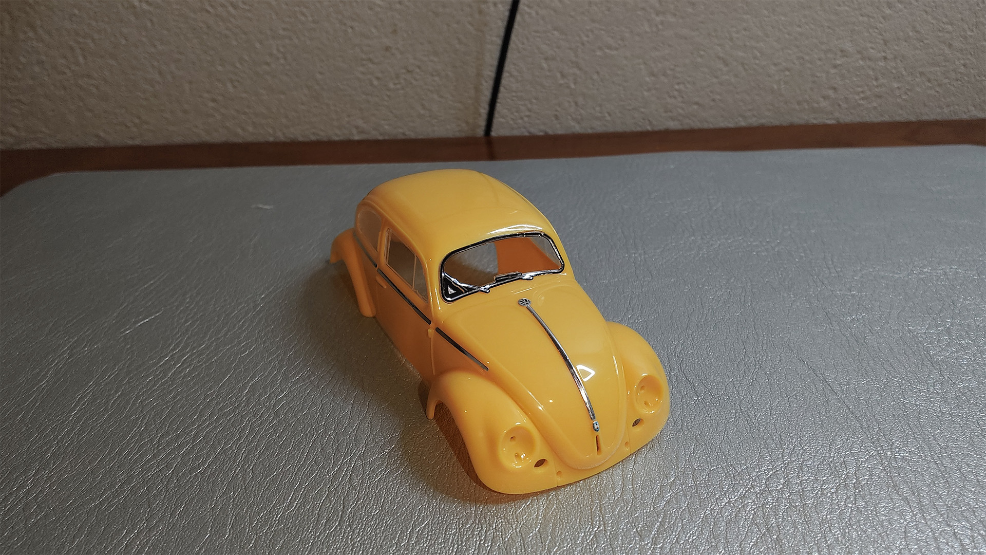 表側から窓枠をシールで再現していきます