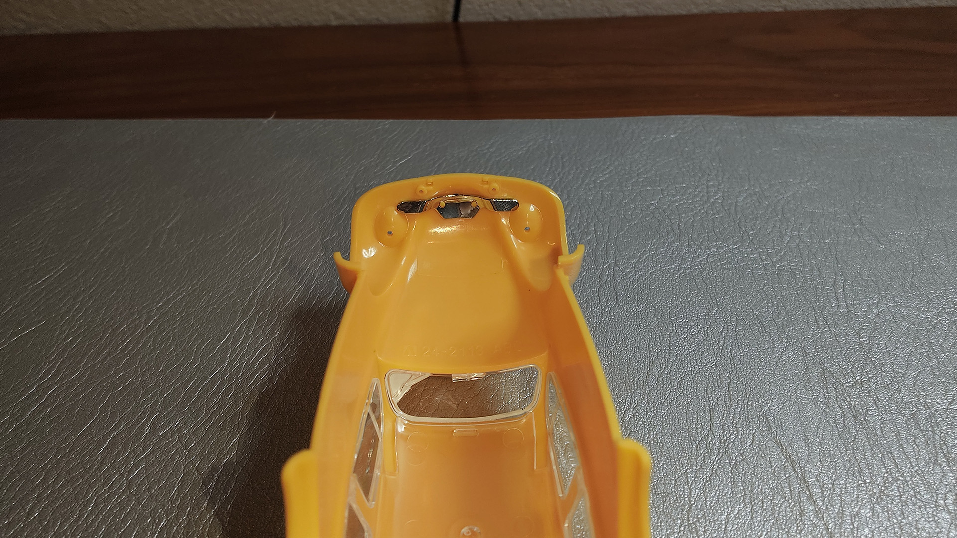 さらに裏からメッキパーツを取り付けます