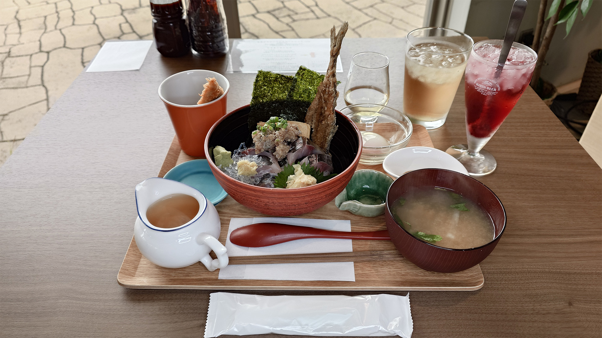 きました「房総あじ丼」！ とってもボリュームがあっておいしそう！ いっただっきまーす！