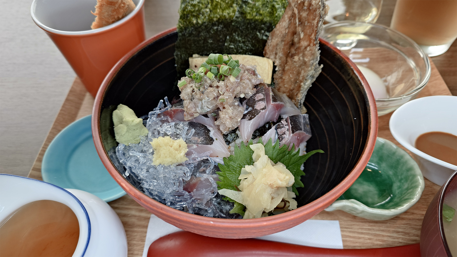 あじ刺し、あじなめろう、骨せんべいと、あじ尽くしな丼物です