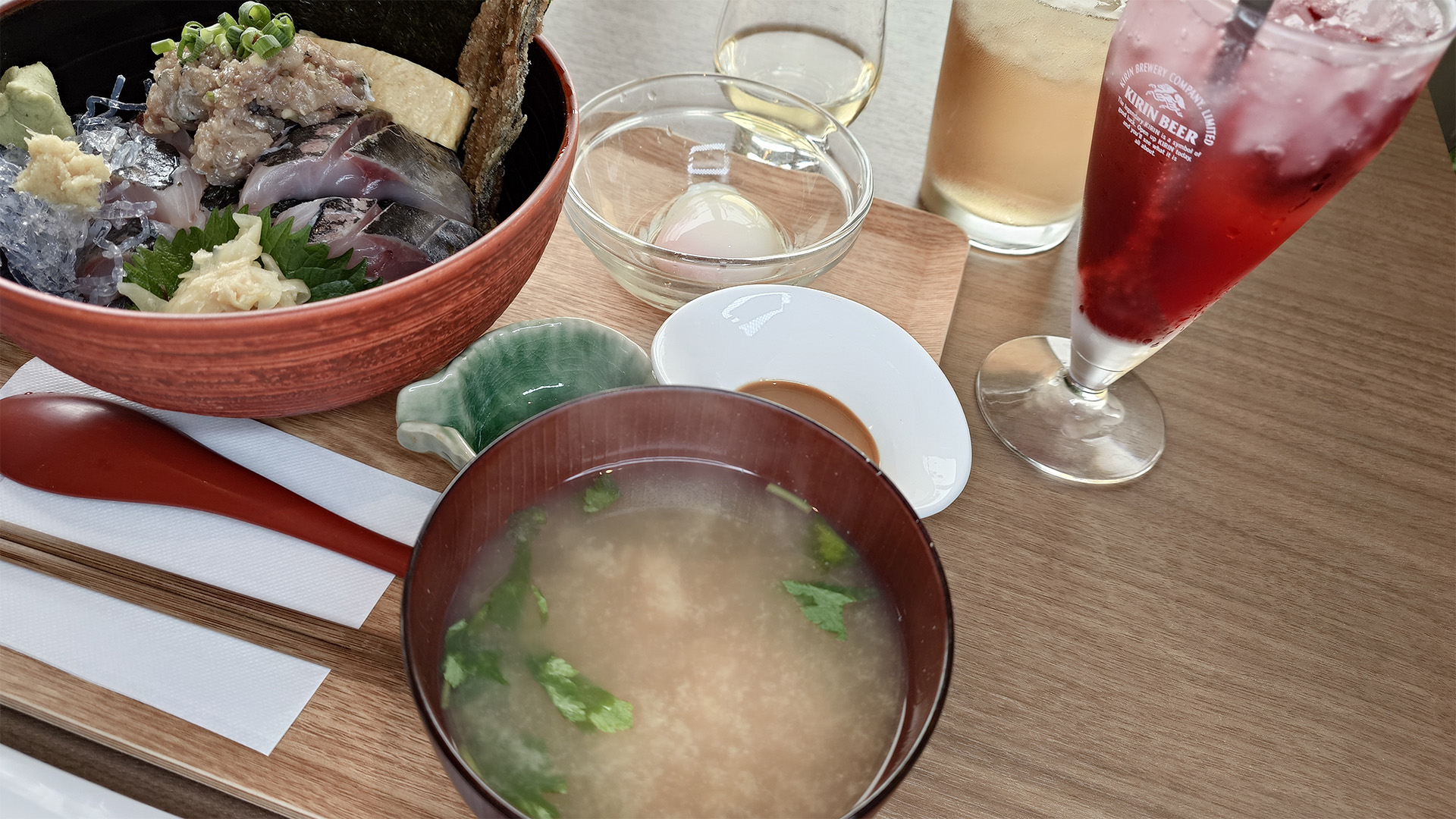 温玉、あさりのお味噌汁、房総海苔も付いています。そして、あじ刺やアジフライにごま醤油をつけると、これがまた絶品の味わいに！