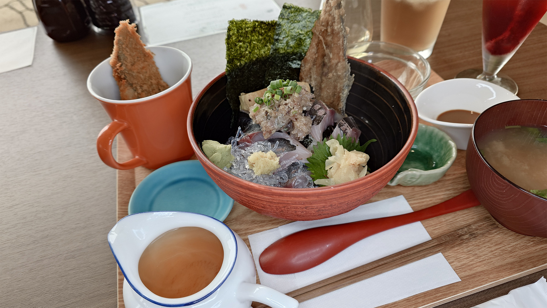そして食べ進めた後は、左下のお茶漬けだしをかけることで、また違った味わいを楽しめます！