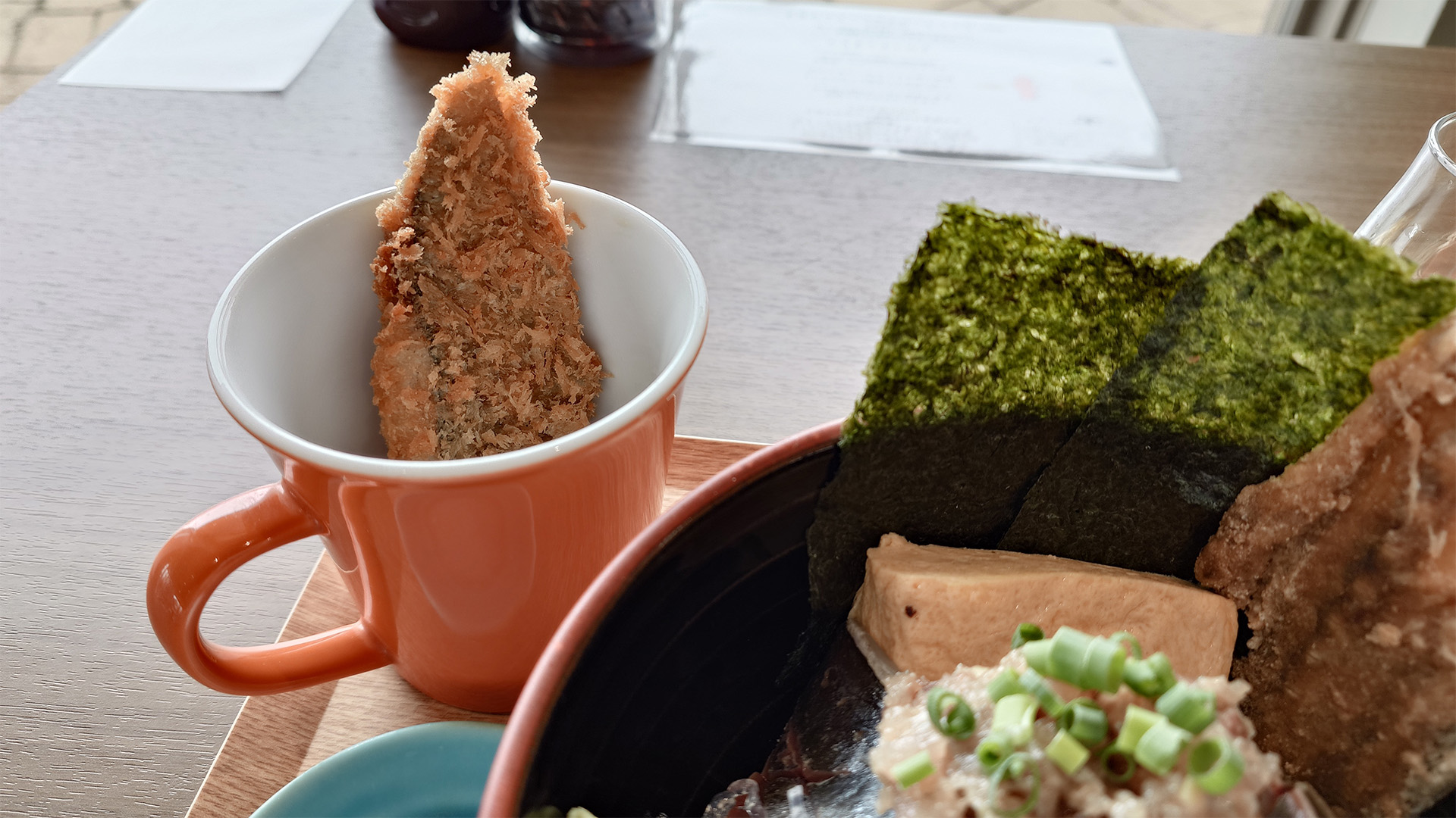 こちらがアジフライ！このカップをキッチンに持っていくとおかわりできます。“サクふわ無限アジフライ”こんなにおいしいとは……アジフライ好きの方はまず何もつけずにそのままいってほしい！