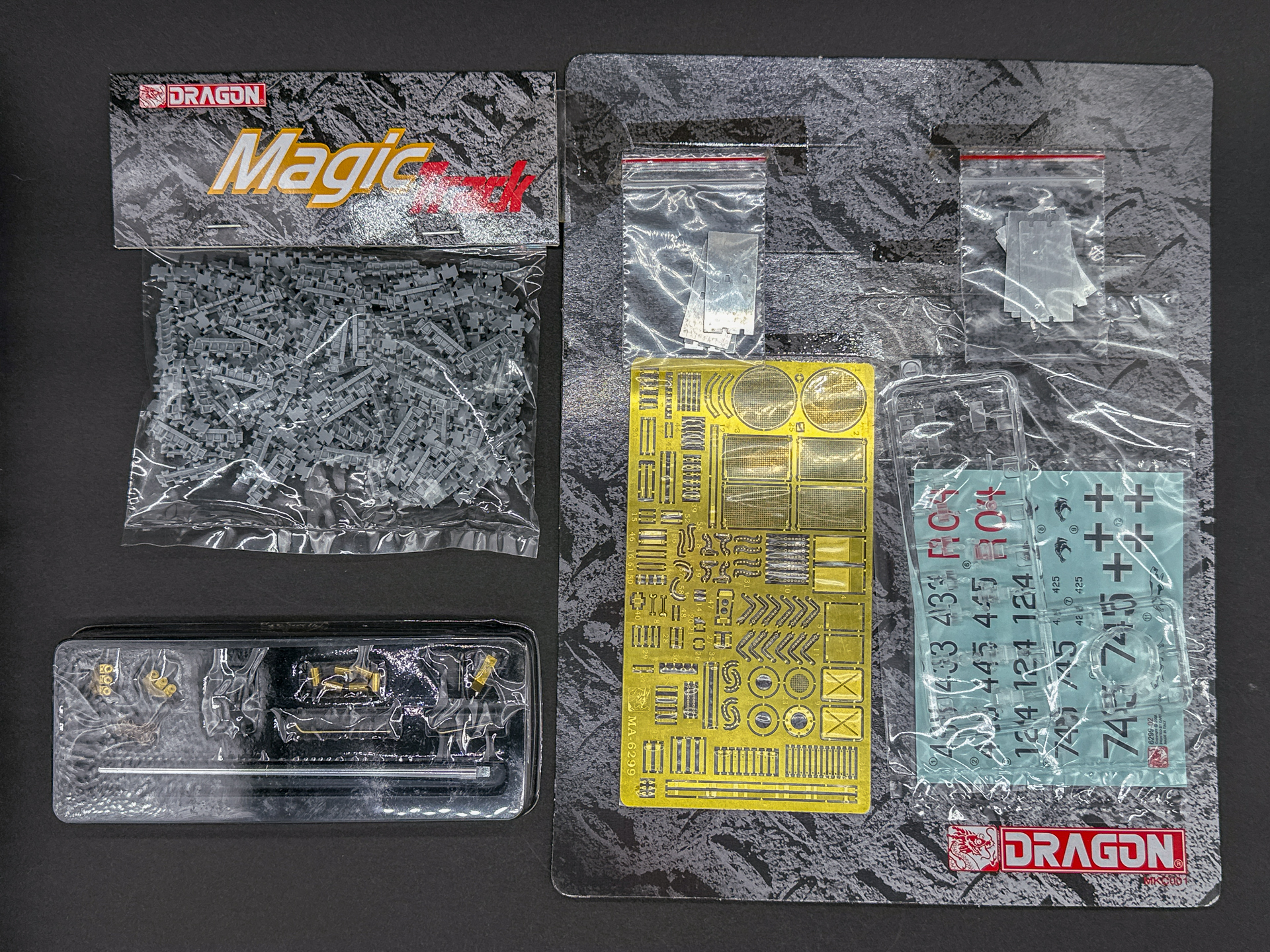 今回の「1:35 ’39-’45 SERIES Sd.kfz.171 Panther D Premium EDITION」にも金属パーツやエッチングパーツが付属します。
