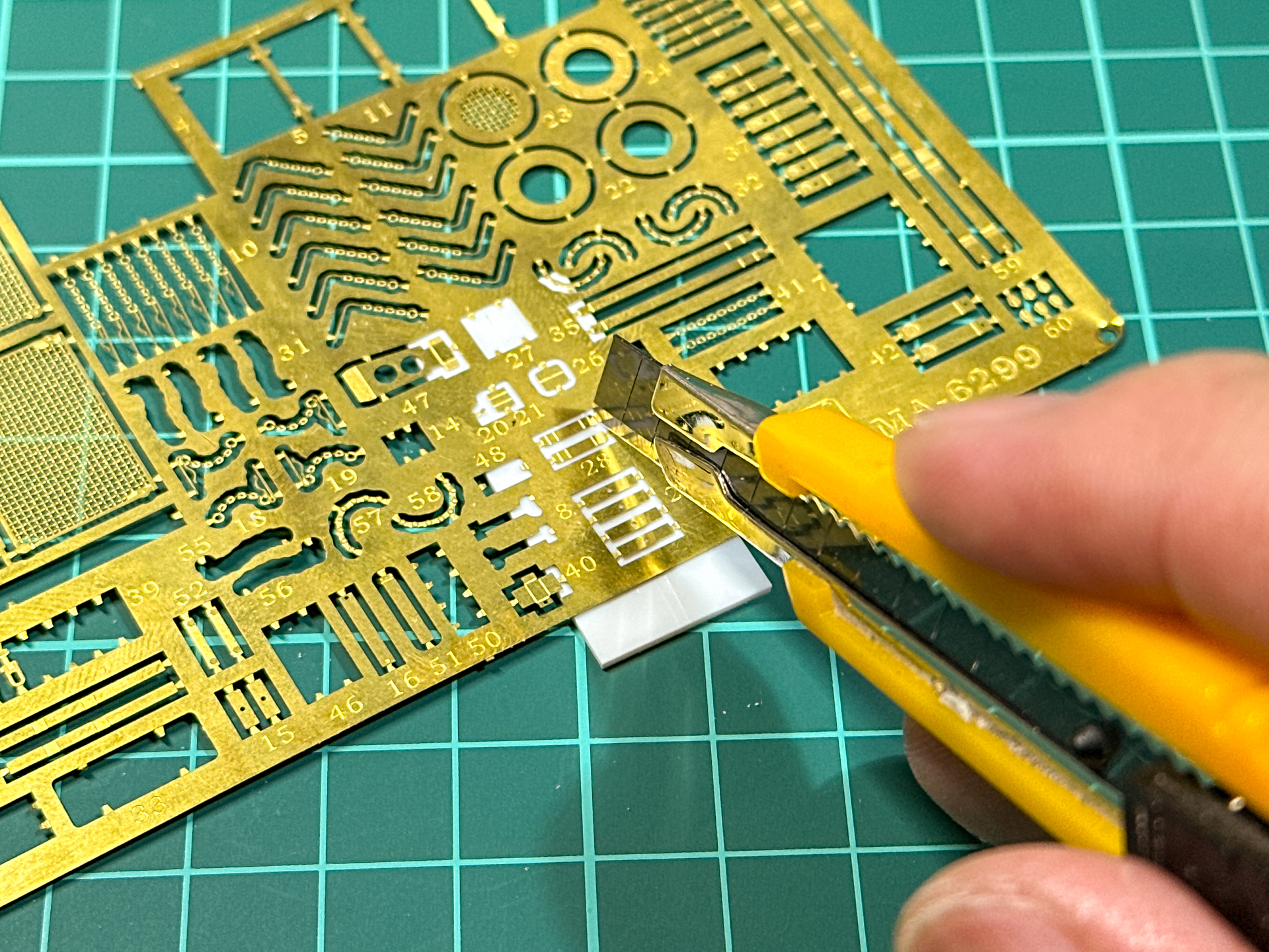 エッチングパーツの切り出しにはカッターナイフを使用しています。