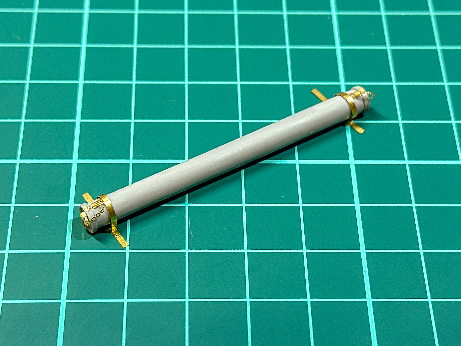 エッチングパーツの接着には瞬間接着剤を使用します。