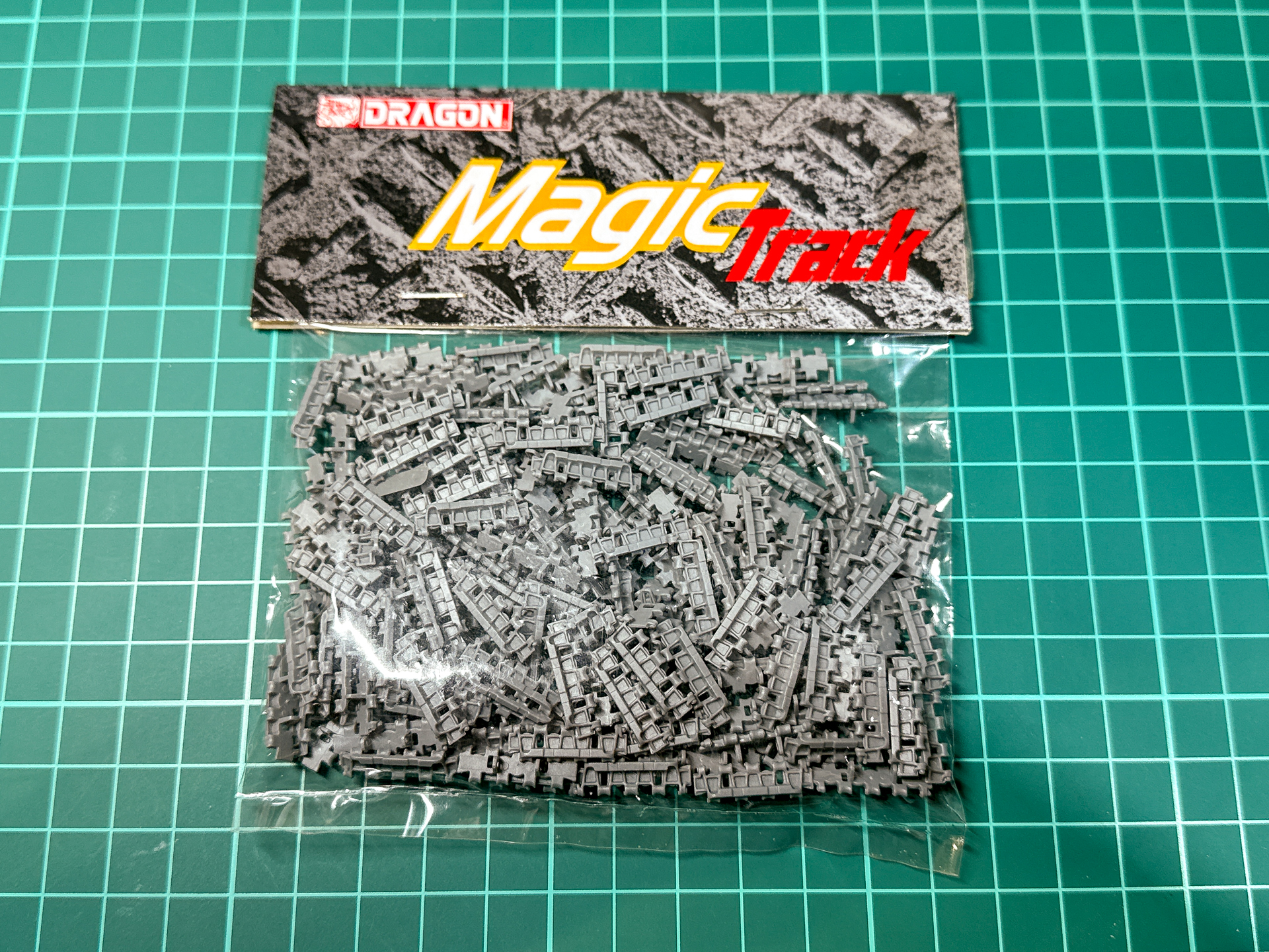 「Magic Track」はランナーに固定されておらず、袋から取り出せばすぐに組み立てできます。