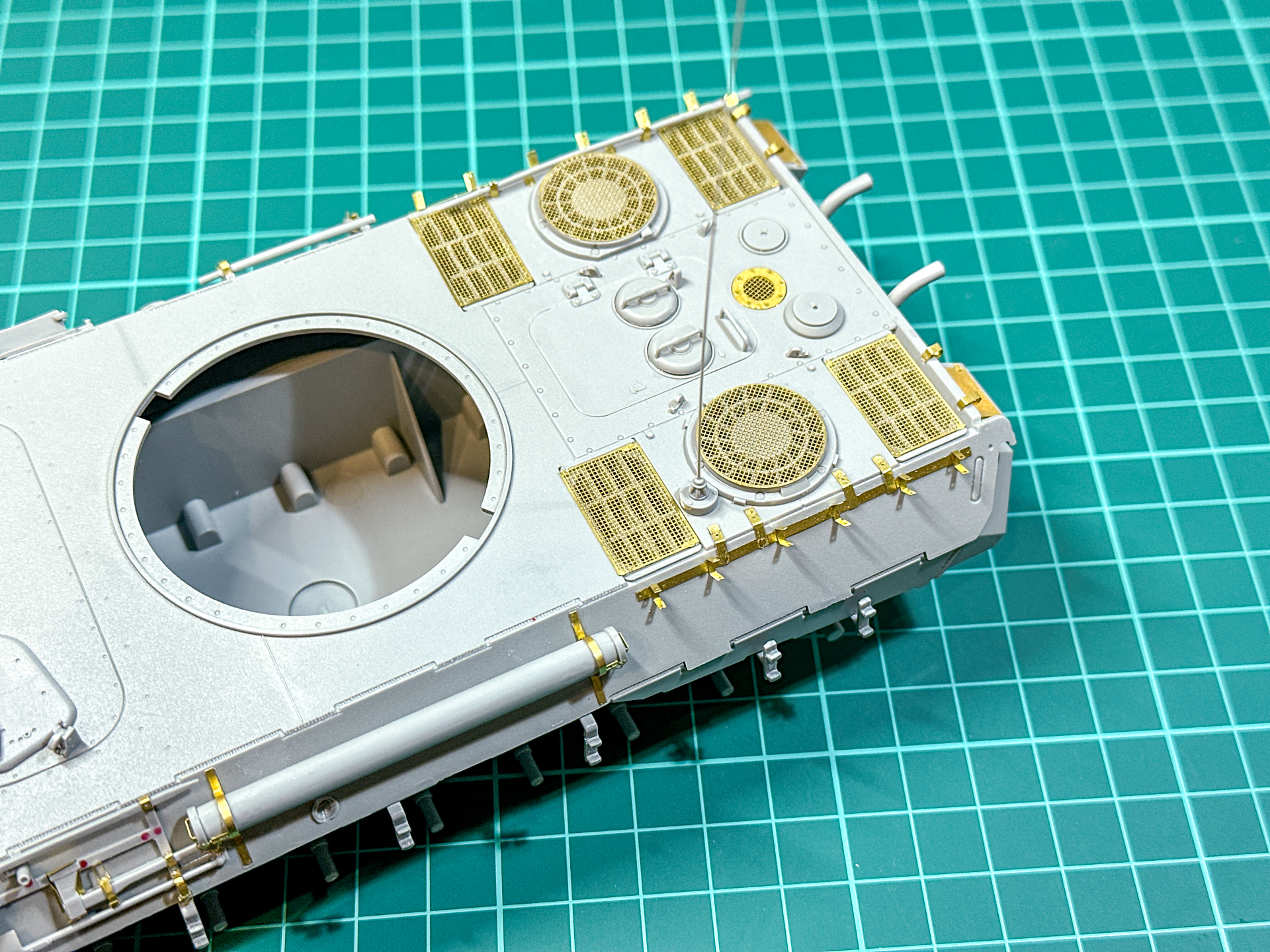 加熱したランナーを引き延ばすことでアンテナを自作しました。車体への固定は塗装後に行います。