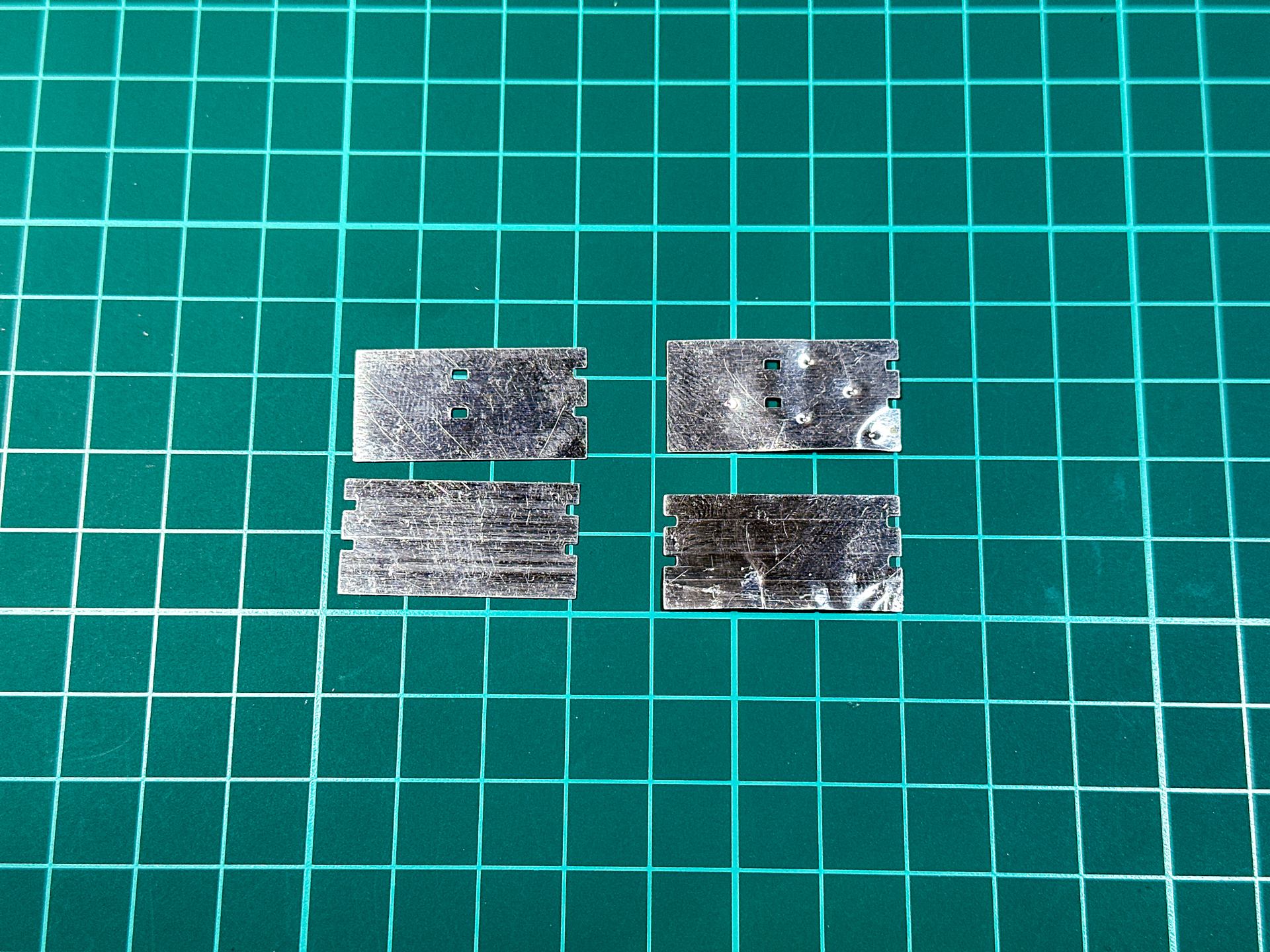 シュルツェンはポンチやラジオペンチで変形させました。