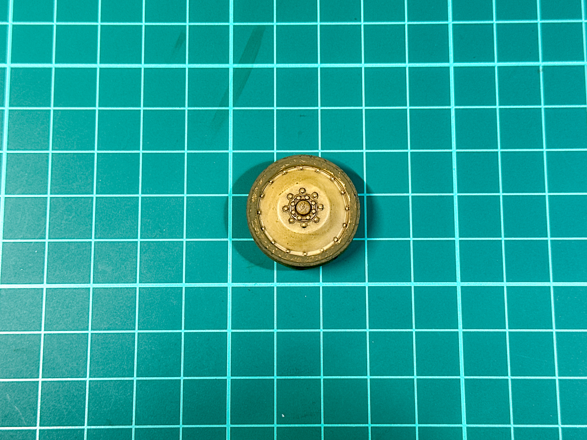 転輪の外周面など足回りを中心にウェザリングペーストを盛り付けました。