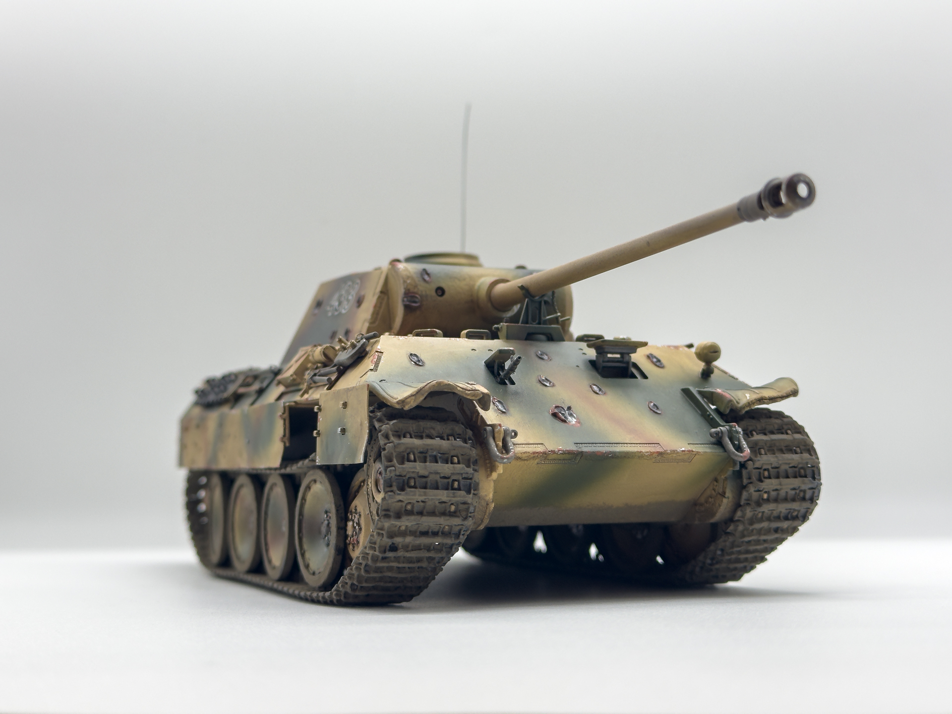 ソ連軍兵士目線で見た「パンターD型」は威圧感を感じます。