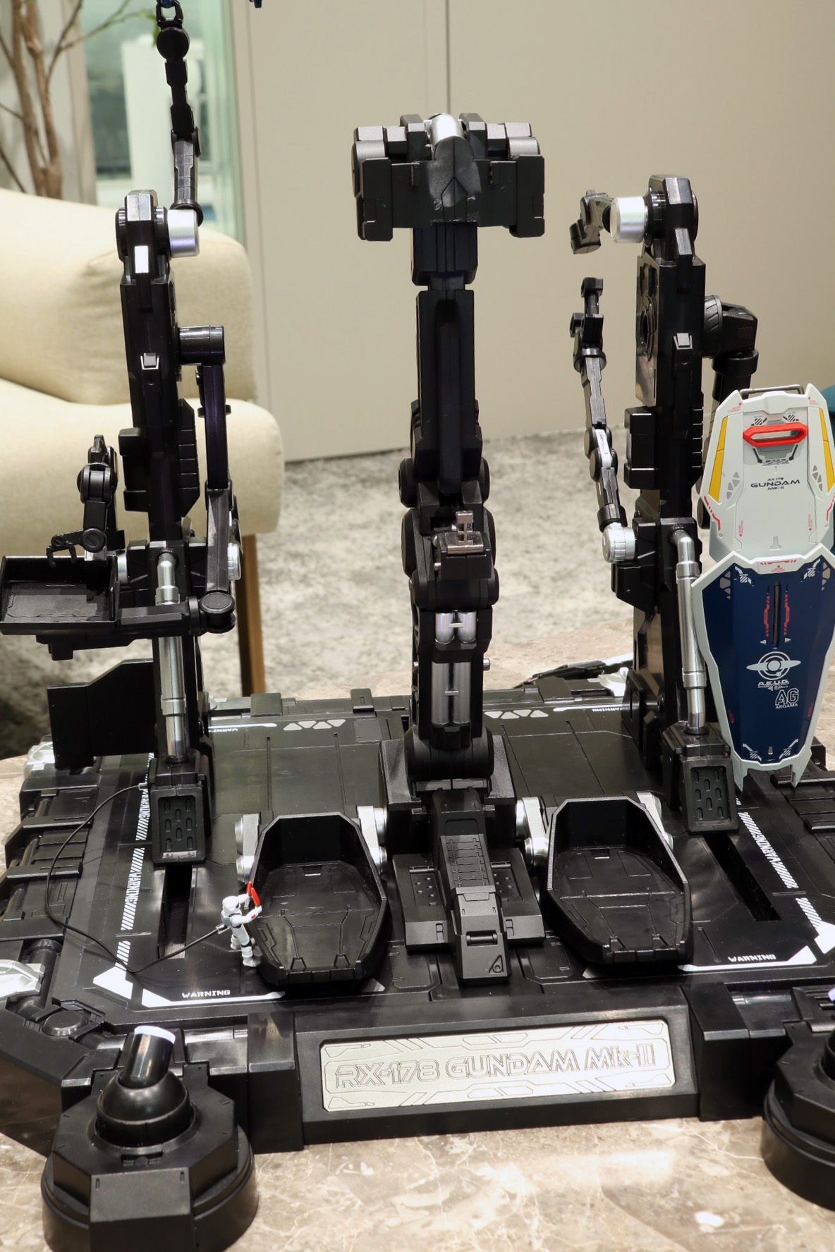 ディスプレイベースはメンテナンス風景のほか、カタパルトの射出イメージを表現できる