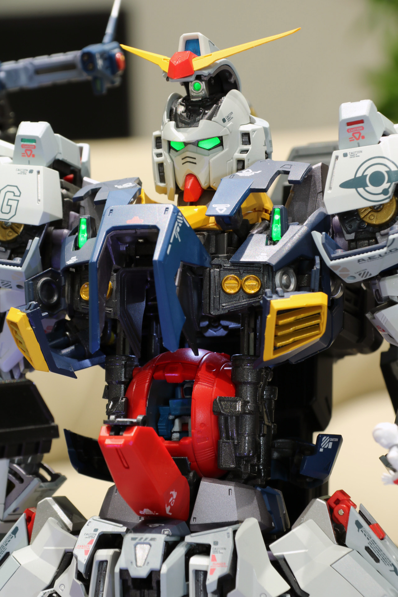上半身をジャッキアップにより持ち上げ、コックピットが露出