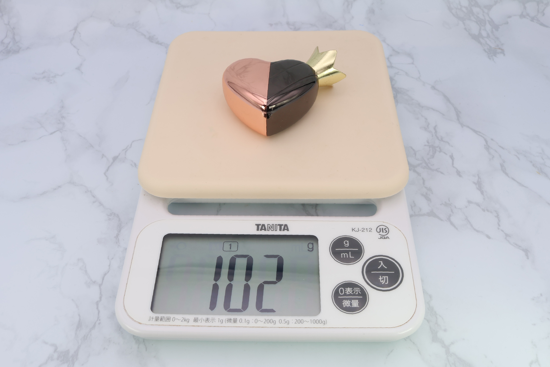 台座なしの実測重量は約102g。ちなみに台座は約12gだった