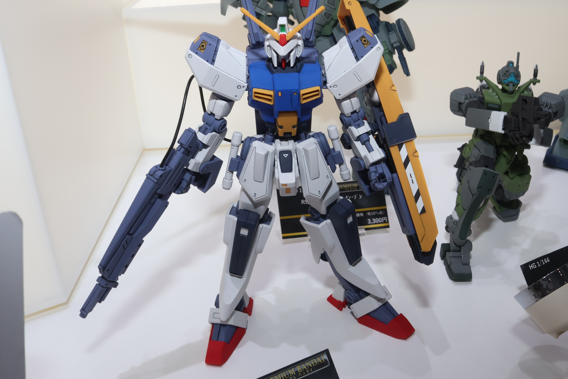 機体本体は脚部を中心に改修されている