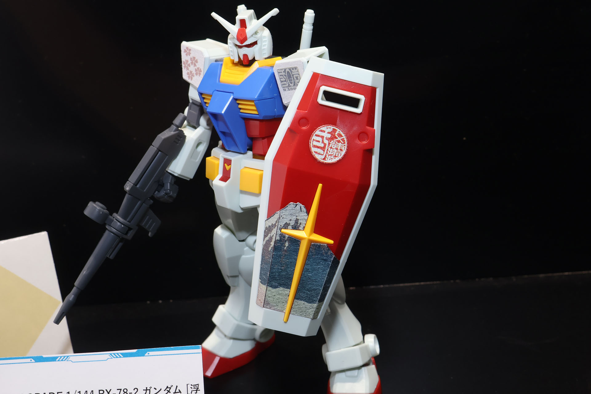 浮世絵の一部を機体デザインに合うようにシールで設計。こちらは試作品で、製品版はより鮮やかで綺麗に貼れるものとなる