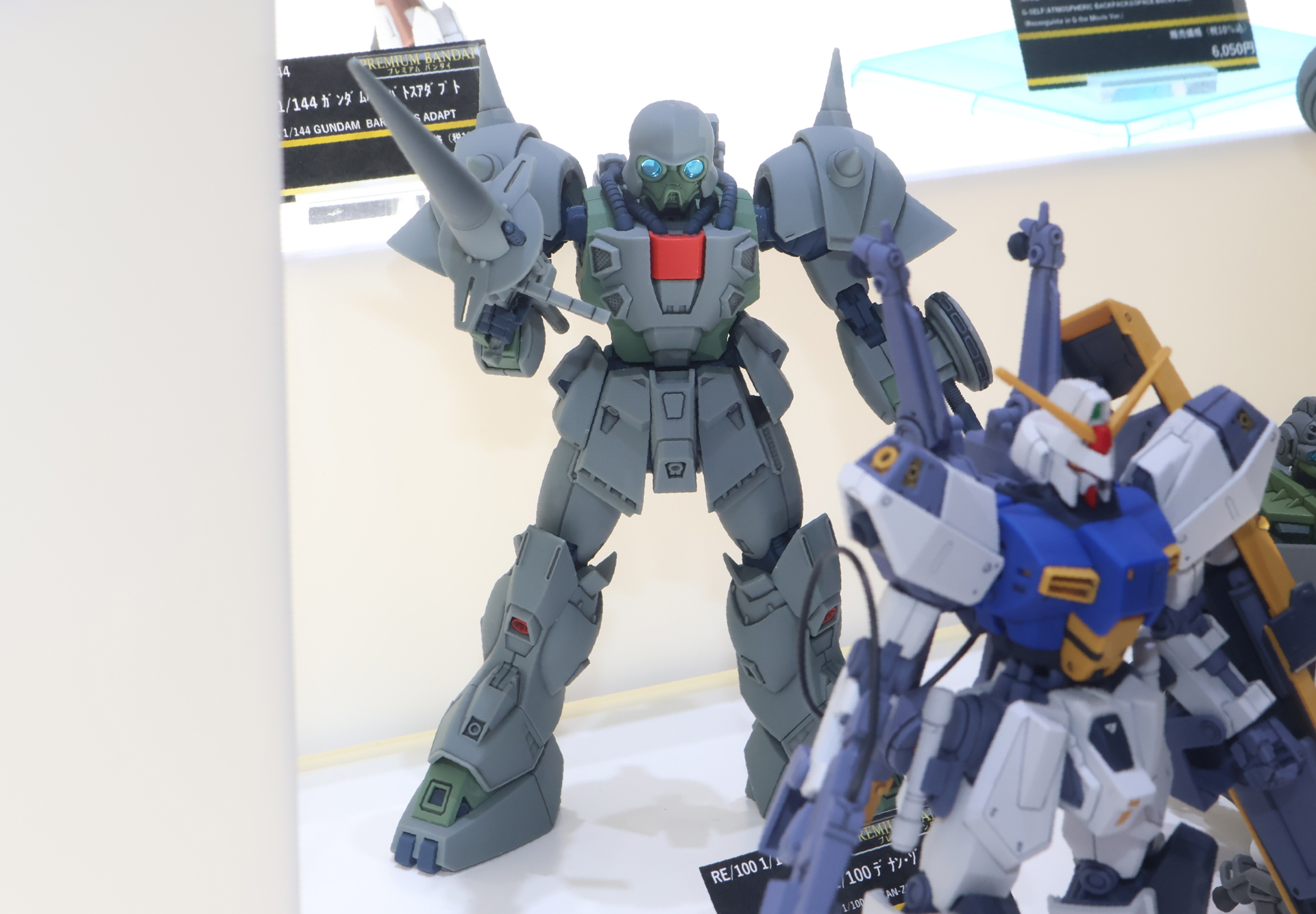 「RE/100 1/100 デナン・ゾン」。8月発送（1次予約分）。価格は3,300円。プレミアムバンダイ販売商品