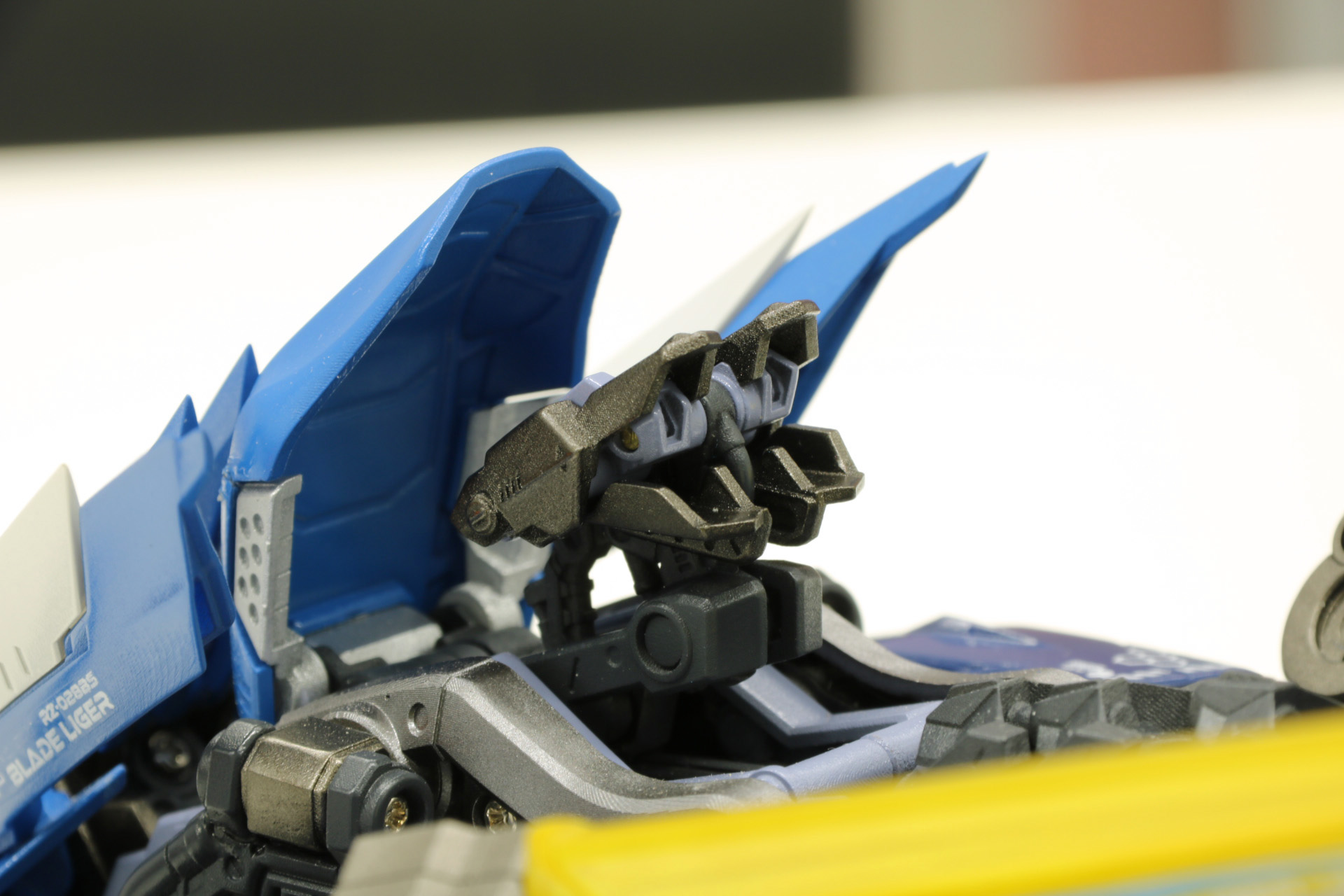 背部のブースター展開ギミックも搭載。アダマスマキナでは小型化されている