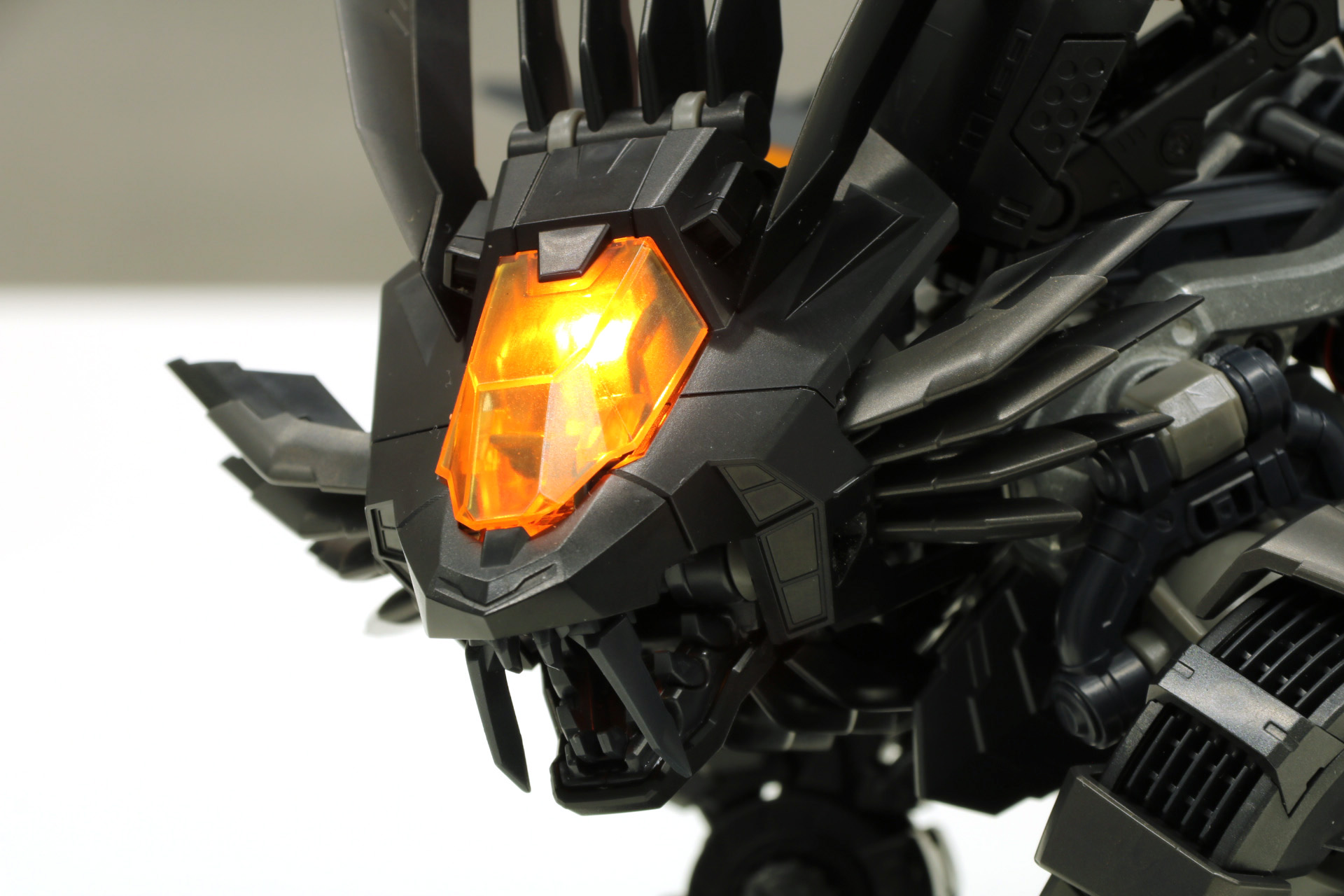 LEDによる頭部の発光(写真はテストショット)