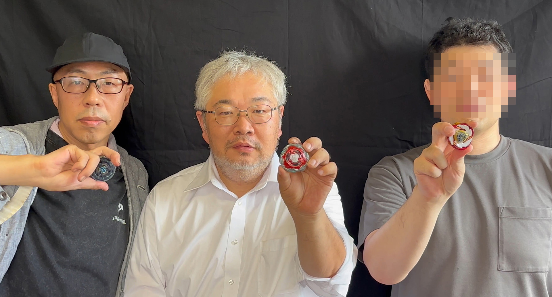 筆者の自宅に集まり、「強化合宿」を行った3人。左からライターの池紀彦氏と、筆者、そして営業部のH氏。H氏の顔は本人の希望で非公開だ