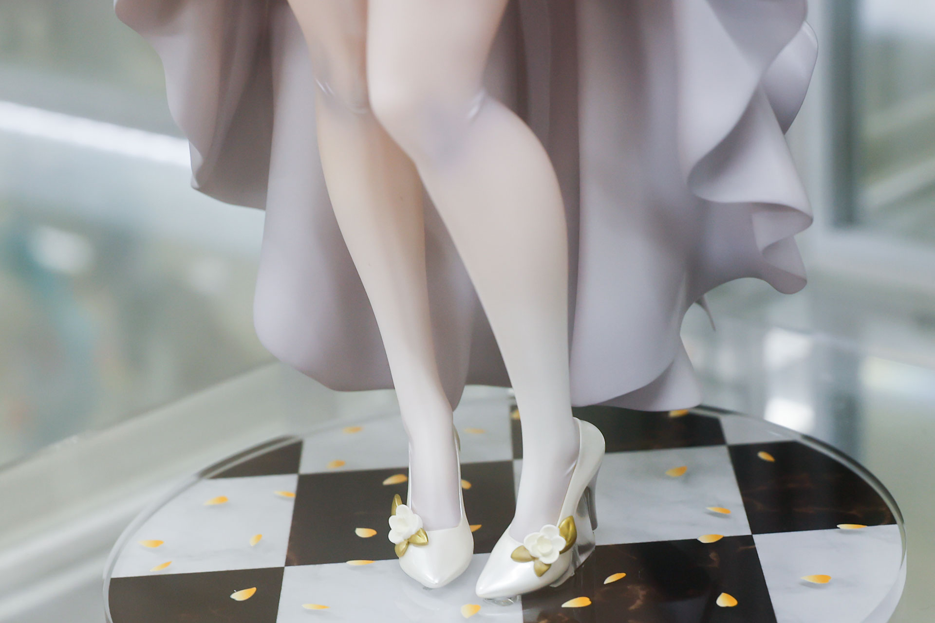 パンプスにも白い花と金色の葉をあしらっている