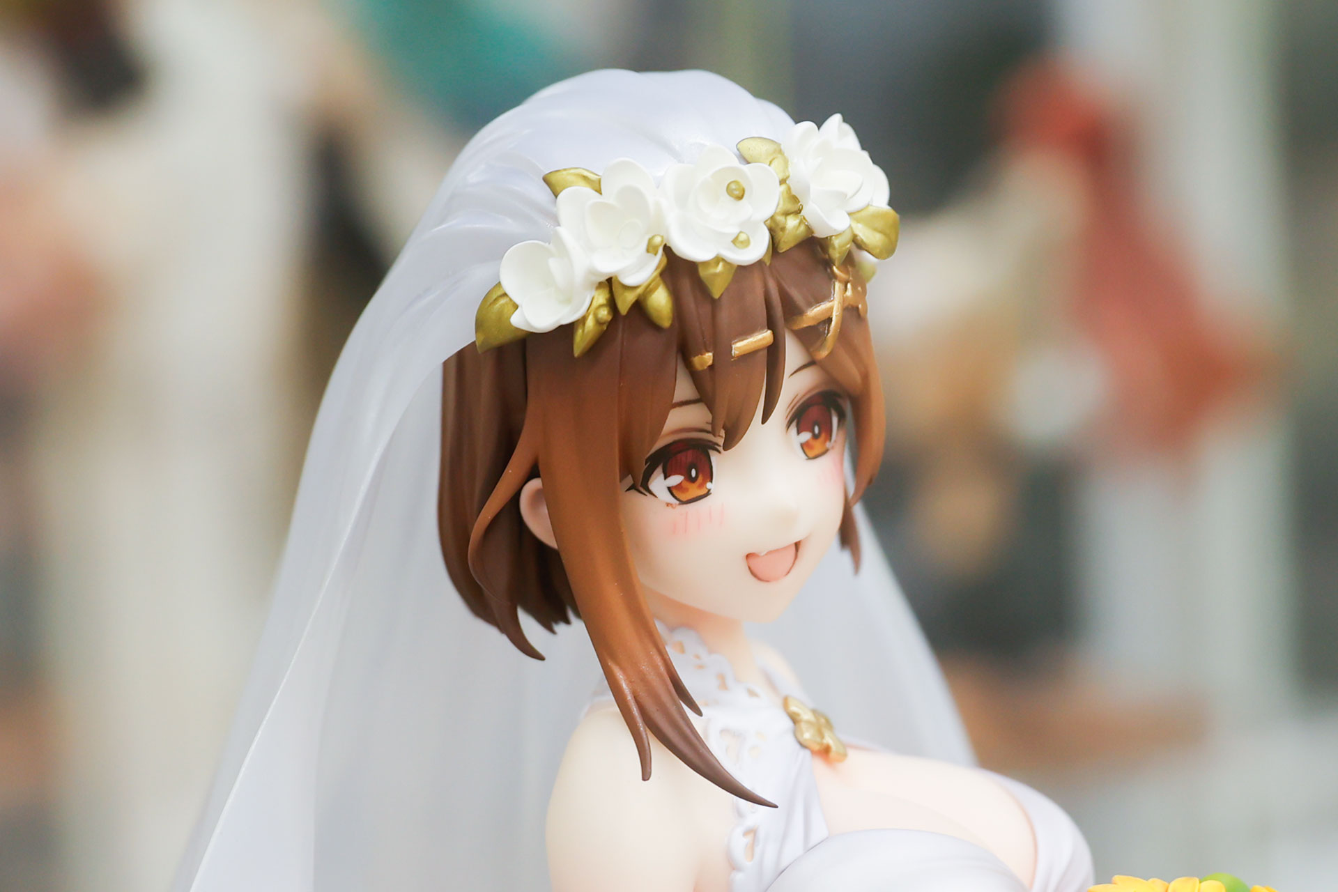 白い花と金色の葉を組み合わせた花冠も華やかだ