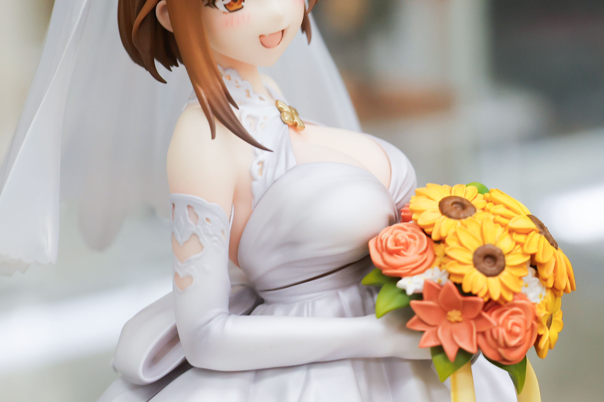 純白のドレスは身体のラインに沿った滑らかな造形だ