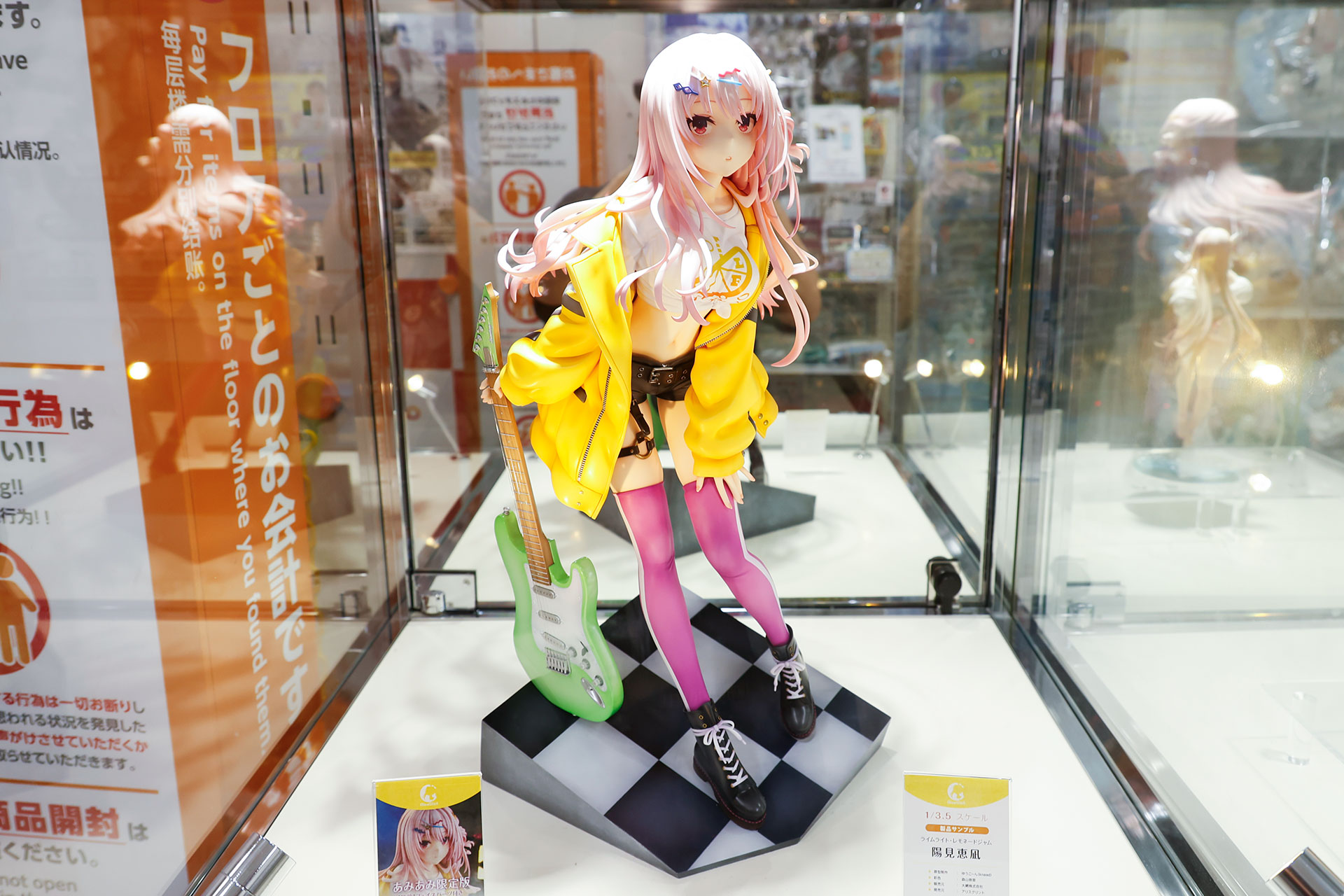 フィギュアの素材はPVCとABSで、全高は約480mmだ