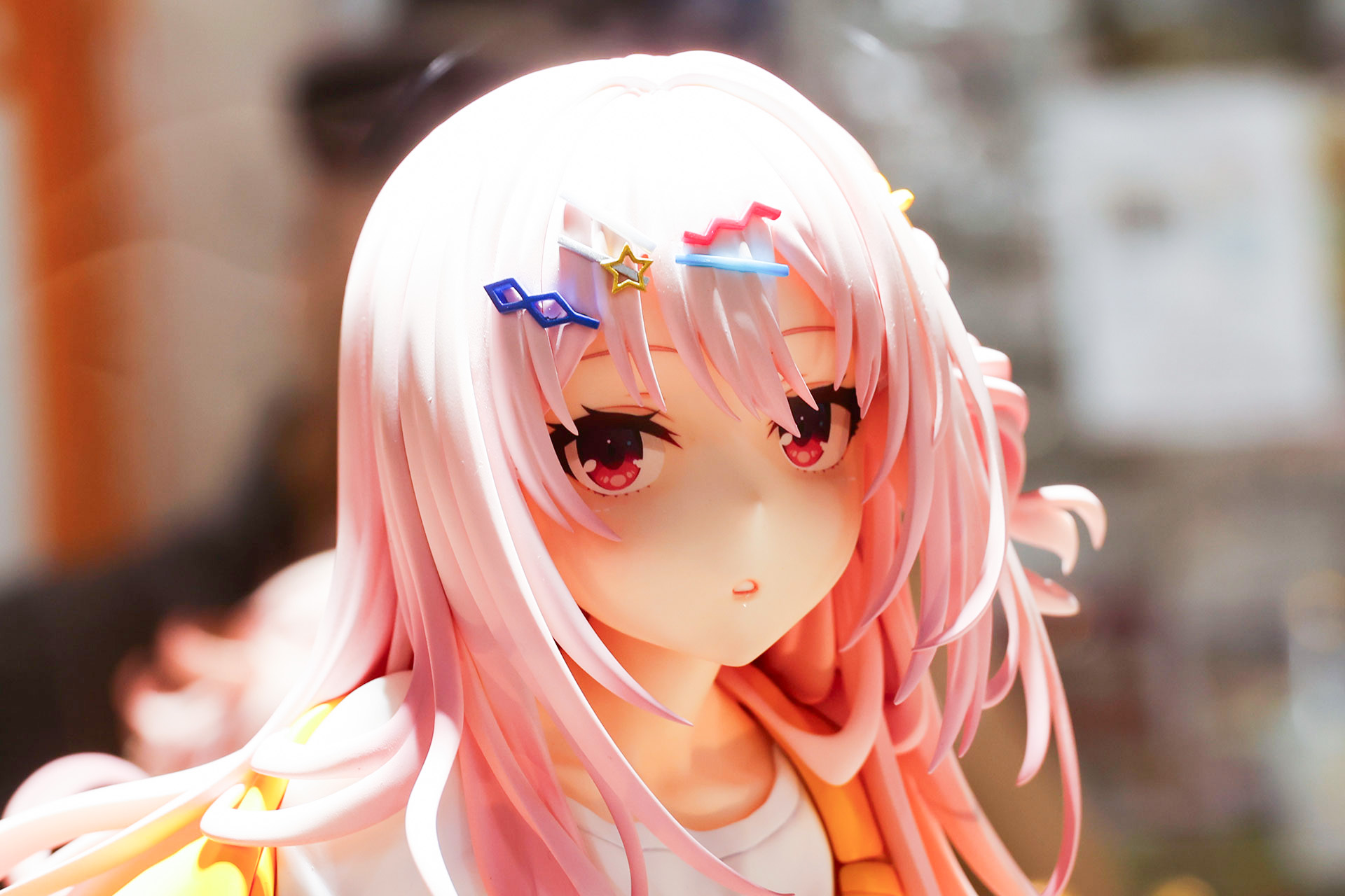 赤みを帯びた大きな瞳と、わずかに開いた口元が印象的だ