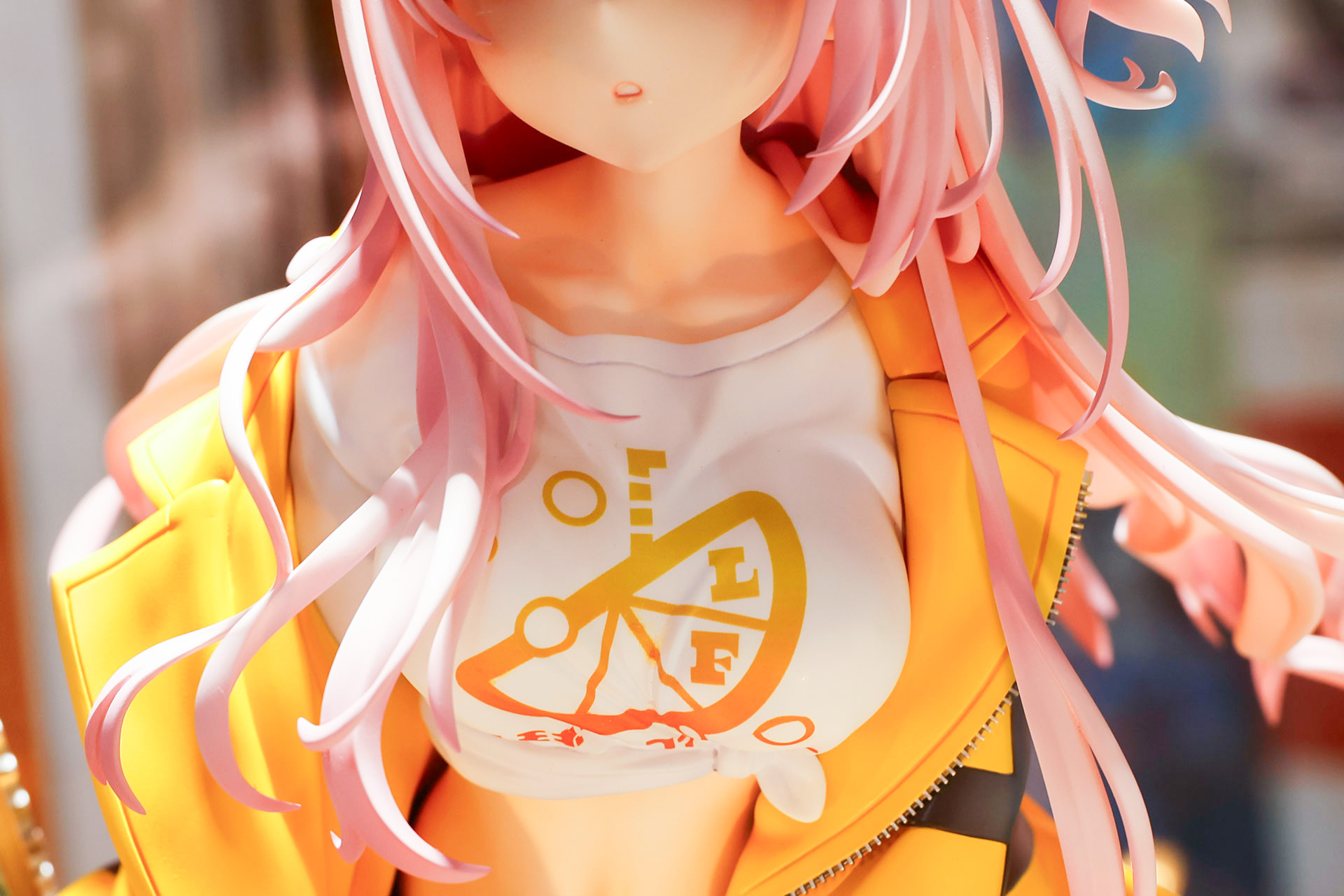 白いTシャツの胸元には「LF」を取り入れたロゴがプリントされている