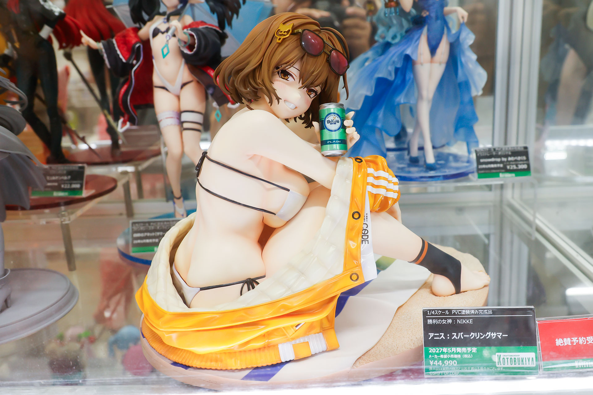 フィギュアの素材はPVCとABSで、台座部分を含む全高は約220mmだ