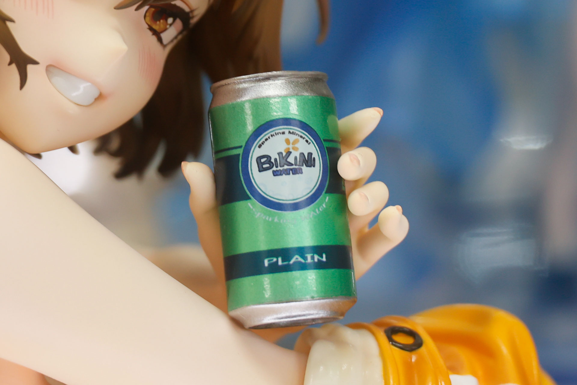 手にしているのはお酒かと思いきや、実は炭酸水だった