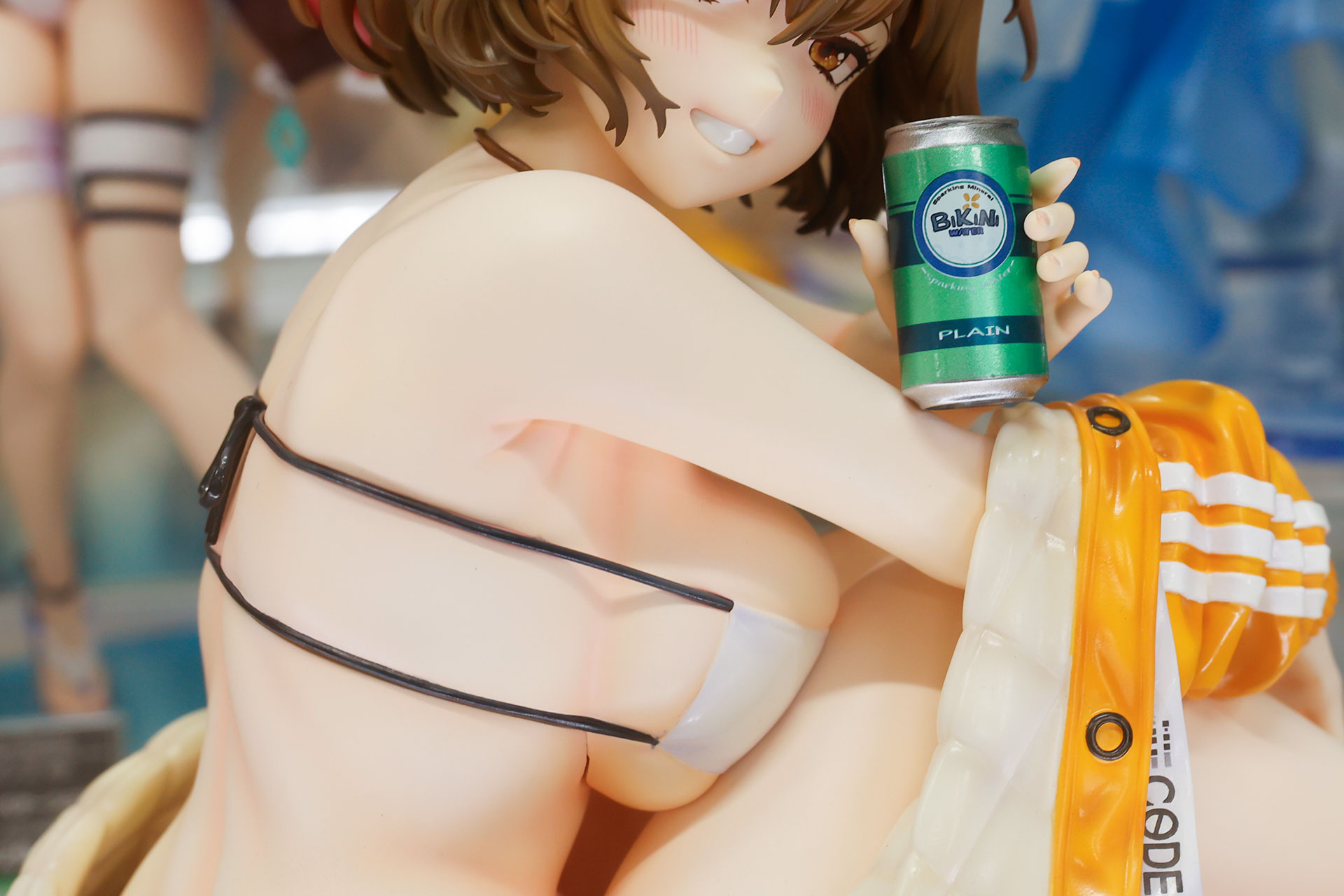 白い肌が艶めかしい