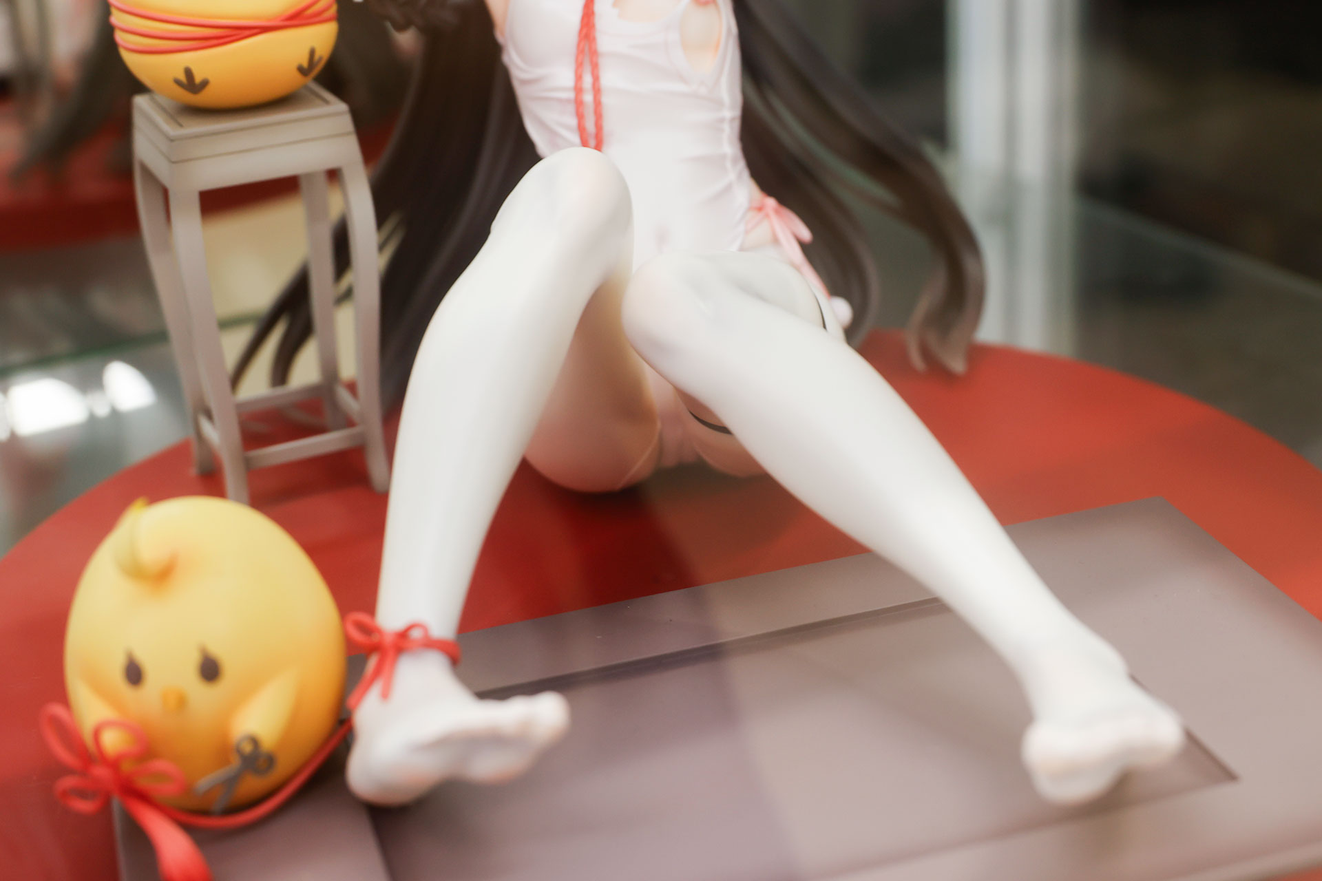 白い衣装に赤い紐がアクセントになっている