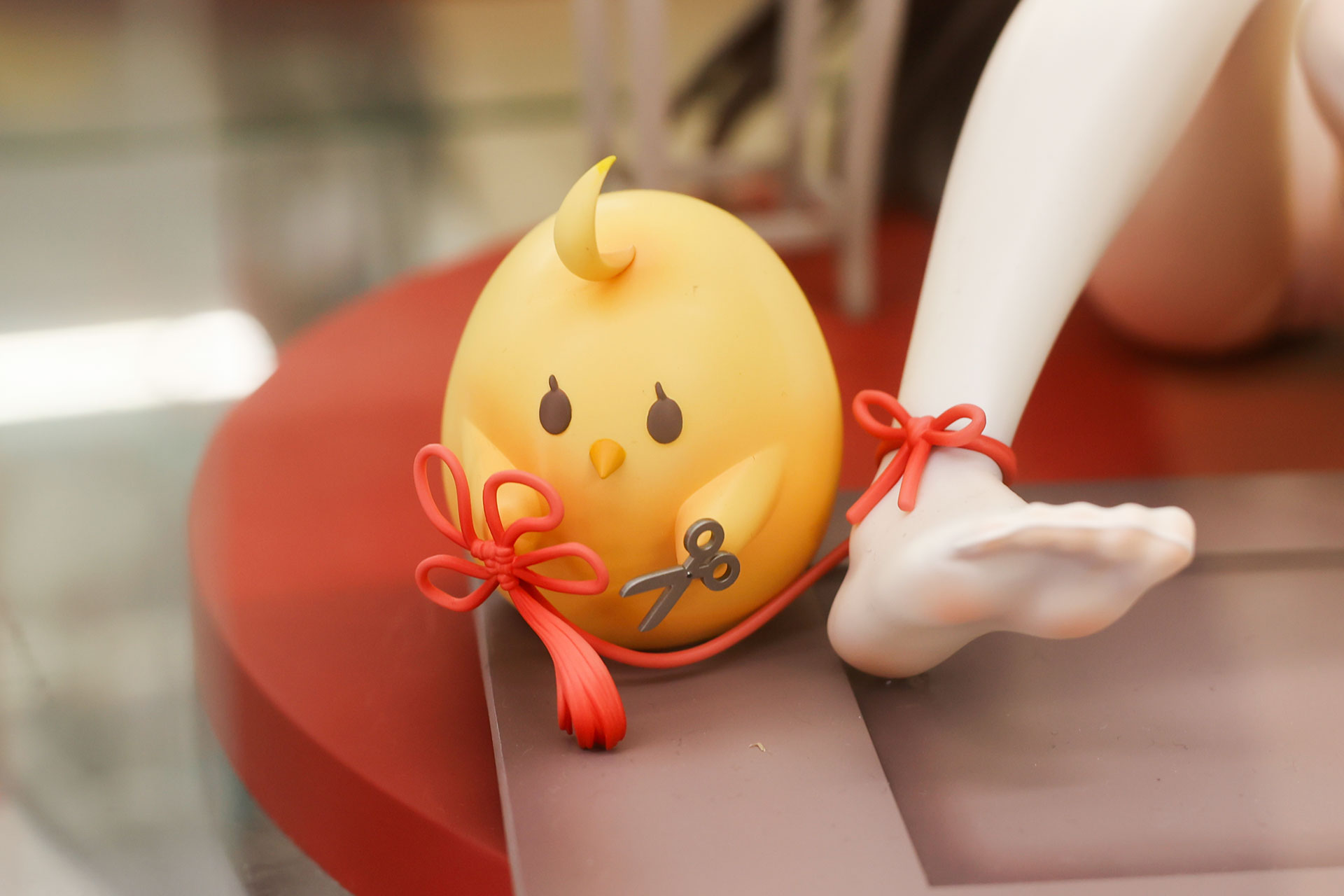 紐を切ろうとハサミを手にする饅頭