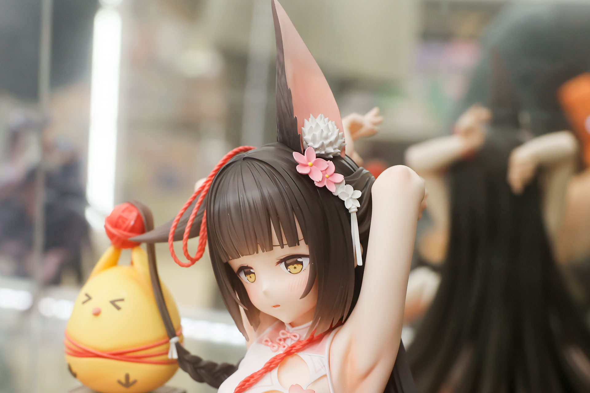 大きな狐耳の近くには髪飾りが付けられている