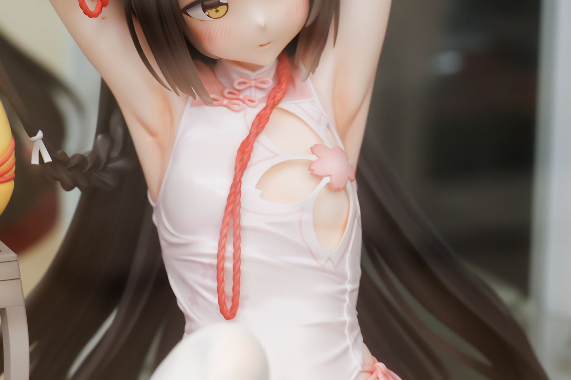 白をベースにした衣装には桜を思わせる意匠が施されている