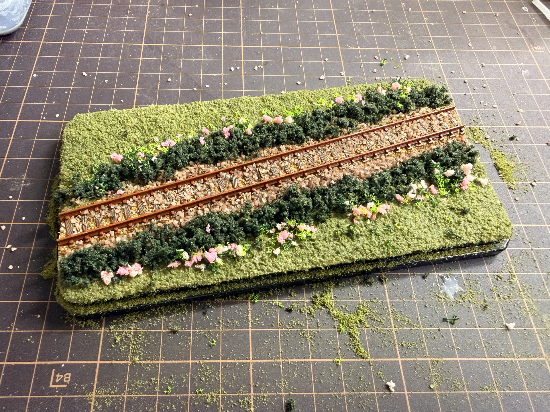 線路脇に少しずつ散らす感じで花のパウダーを利用した