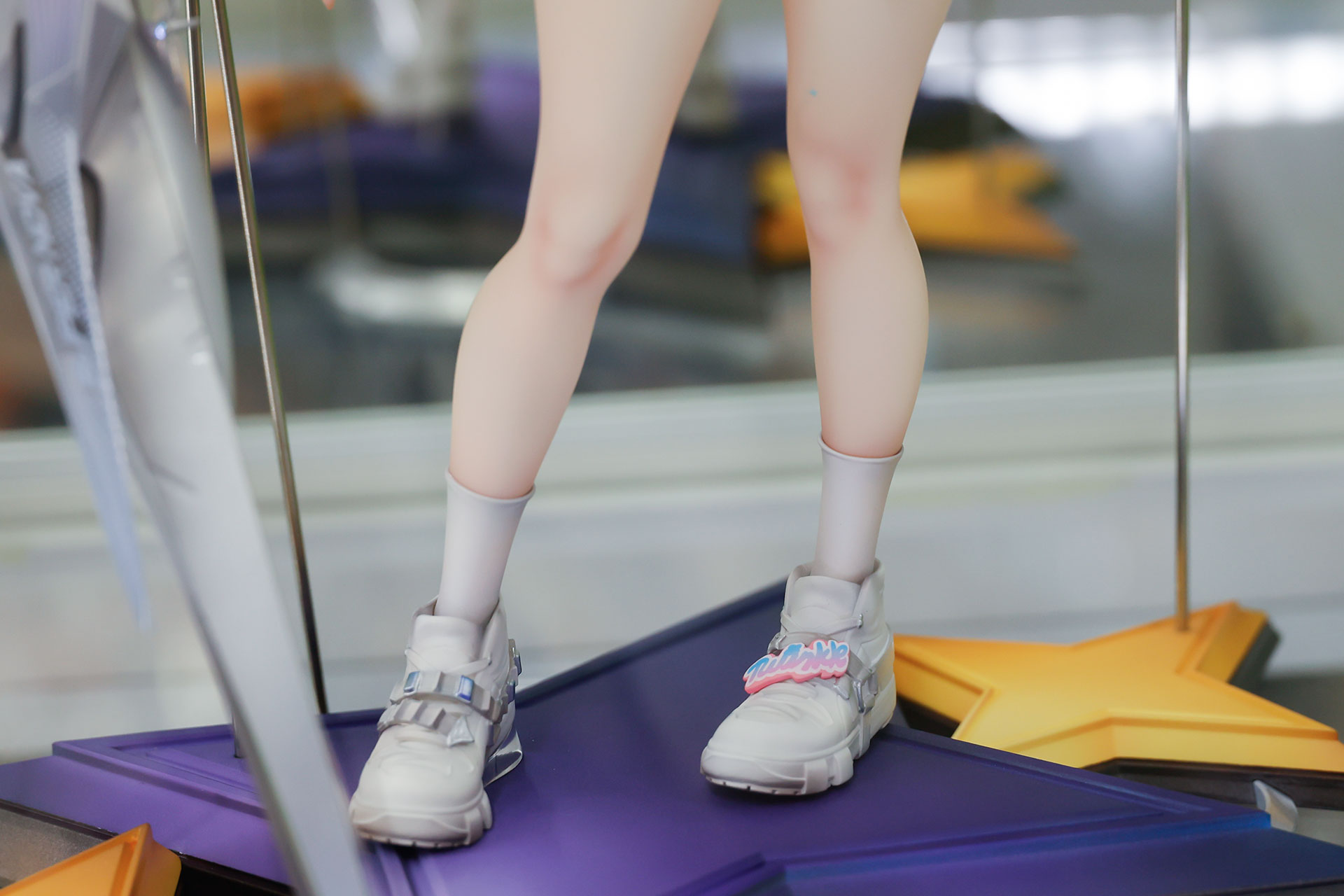 白いスニーカーは細かなパーツまで作り込まれている