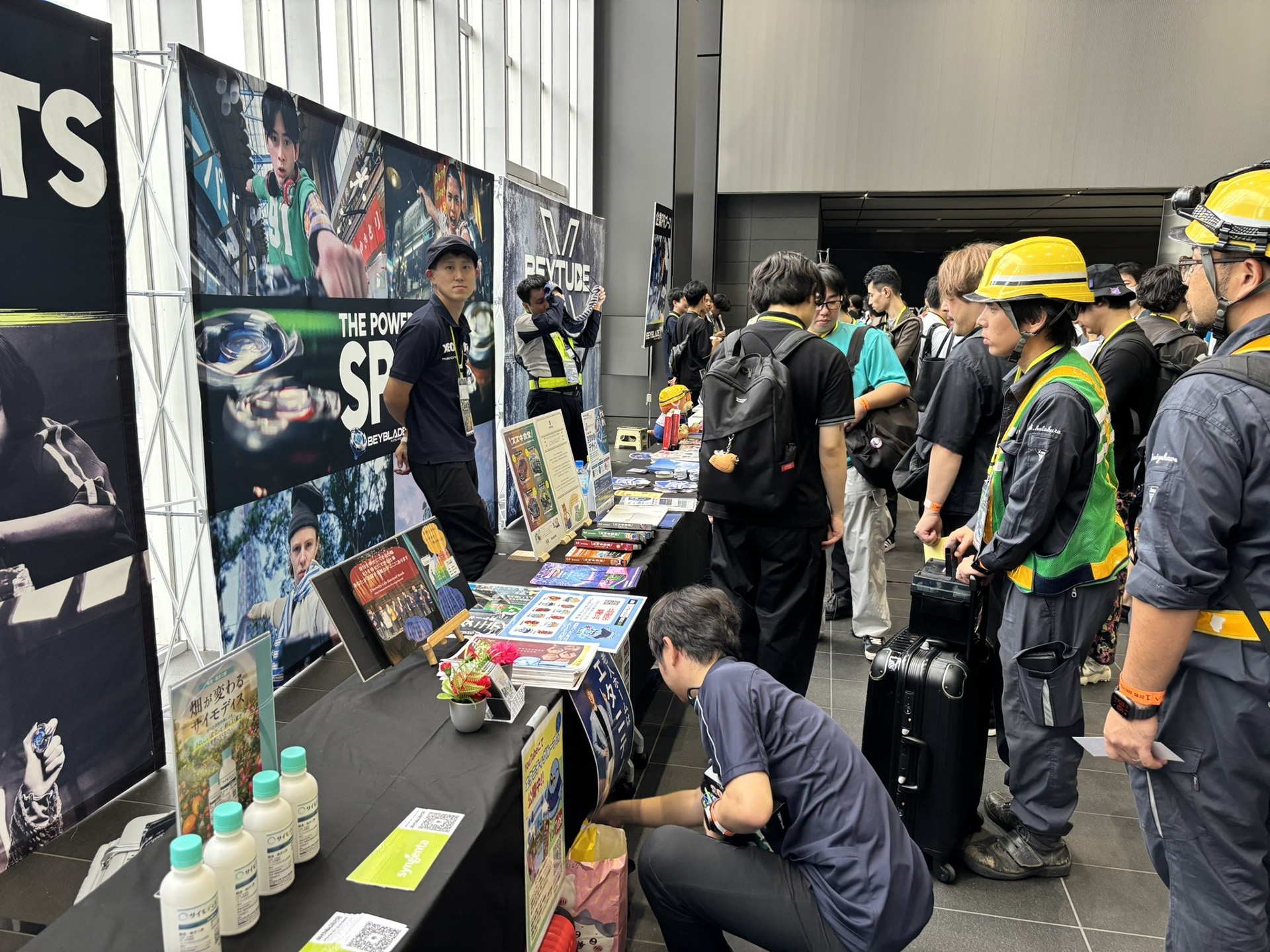 各企業の資料を展示・配布するコーナーも設置