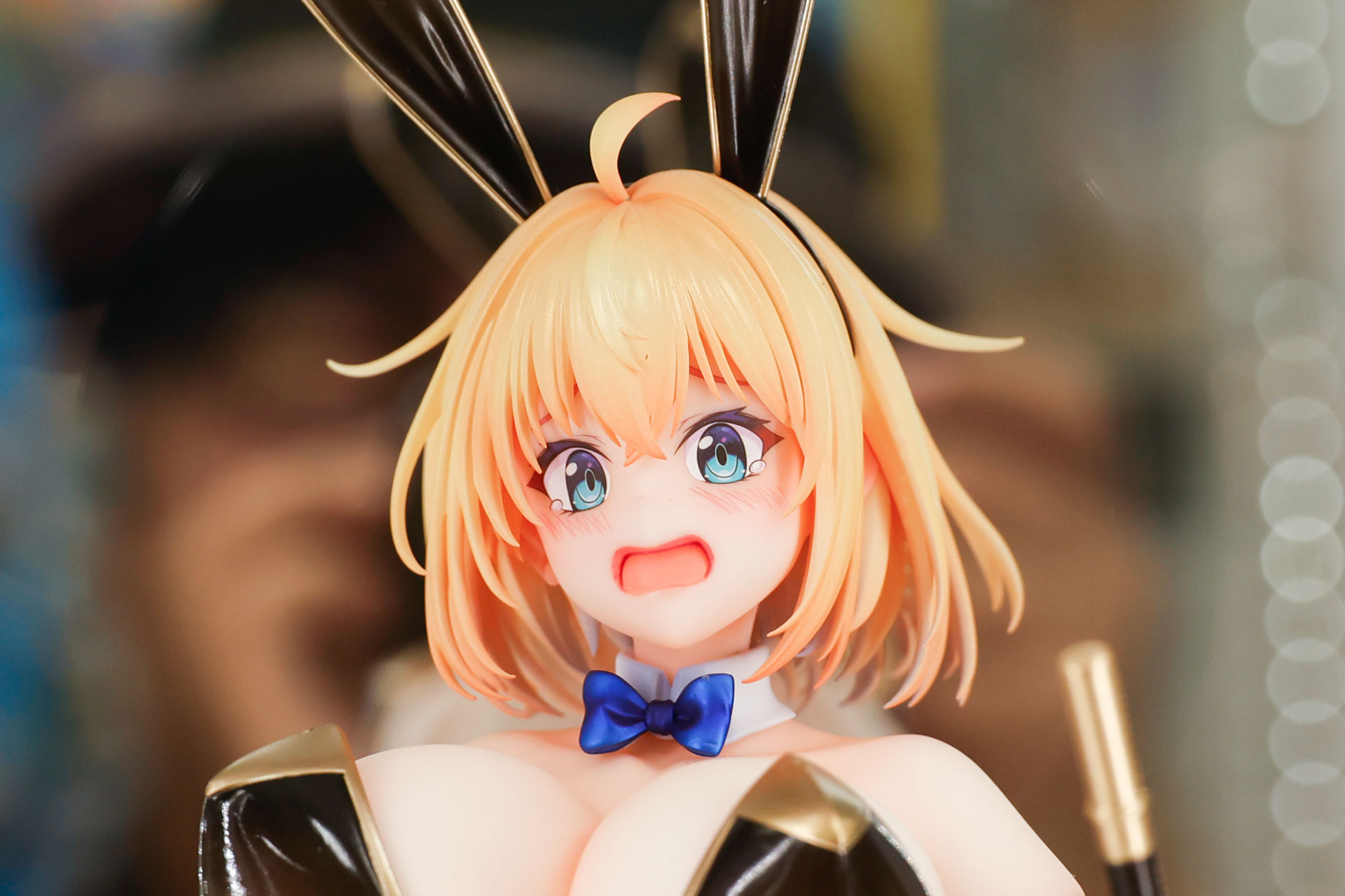 大きな瞳と慌てたような表情がかわいらしい