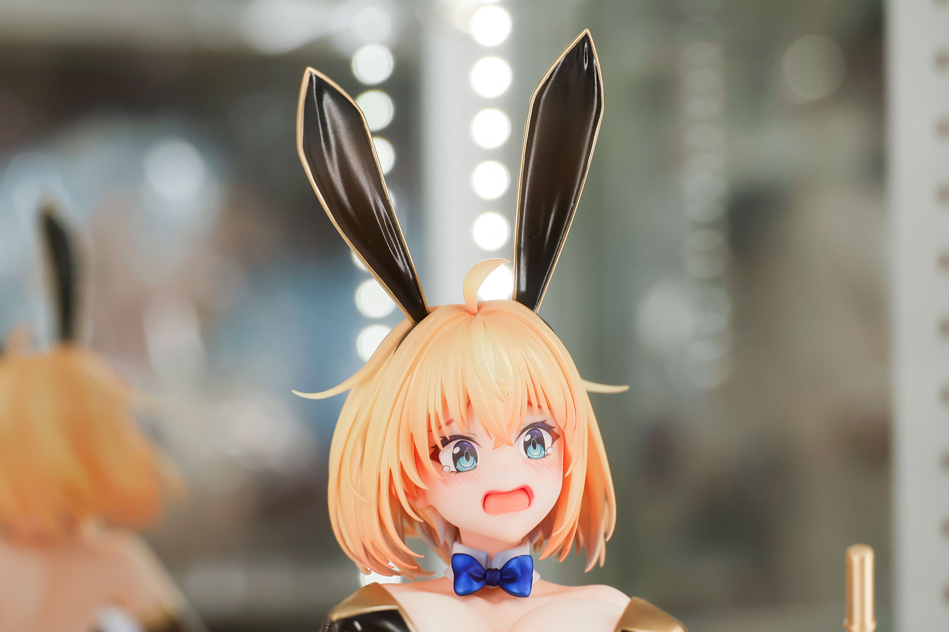 黒とゴールドでまとめられた大きなウサ耳も特徴的だ